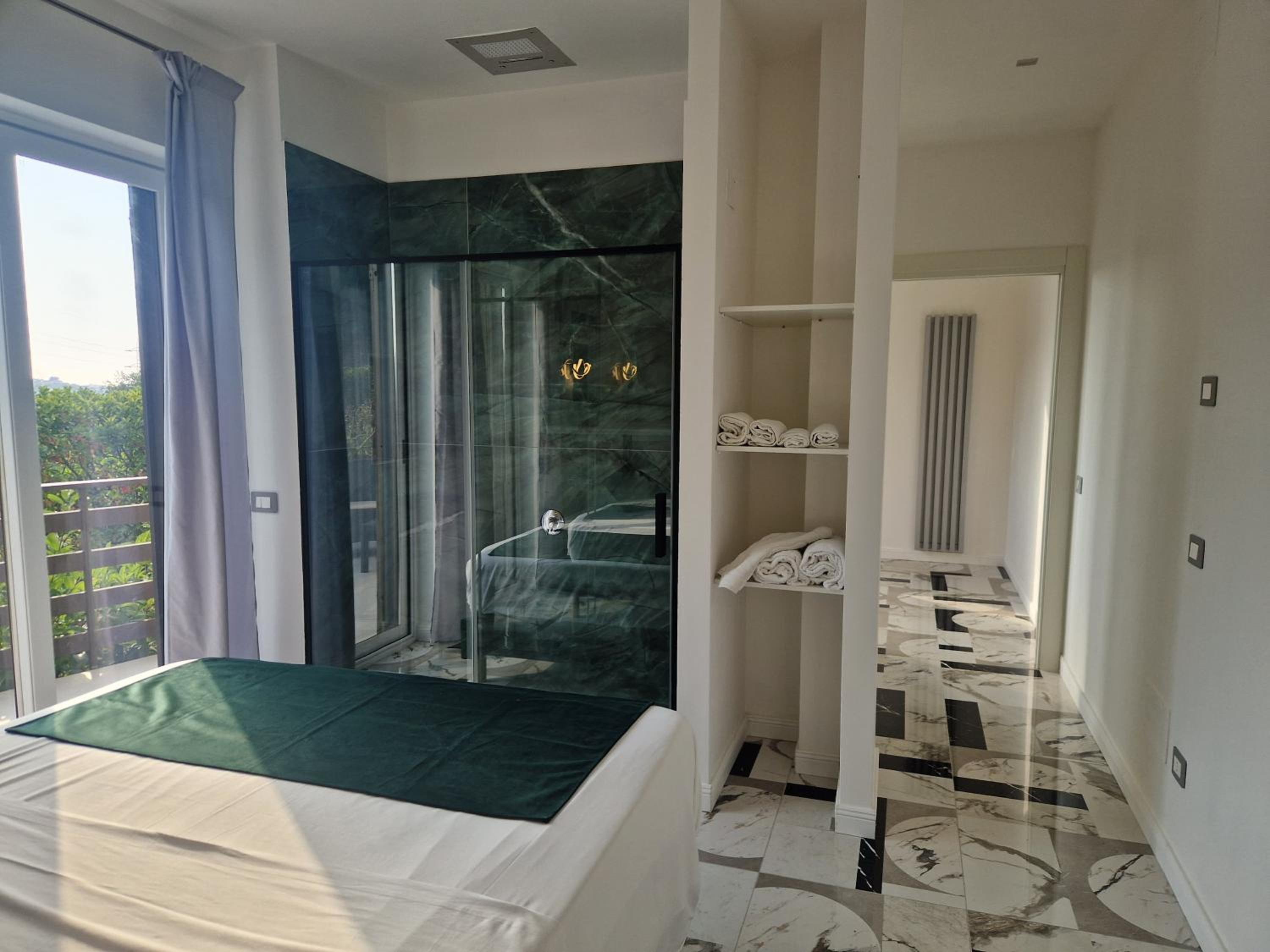 King Room with Spa Bath - Photo 6