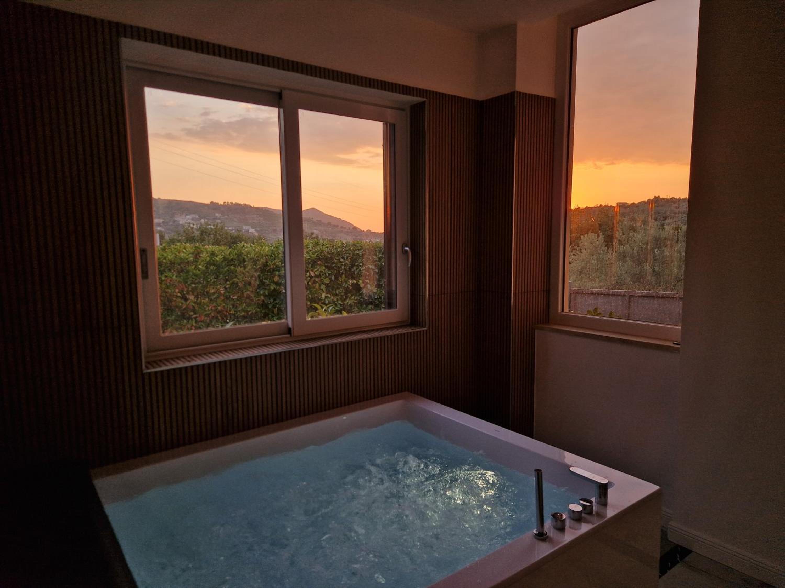 King Room with Spa Bath - Photo 12