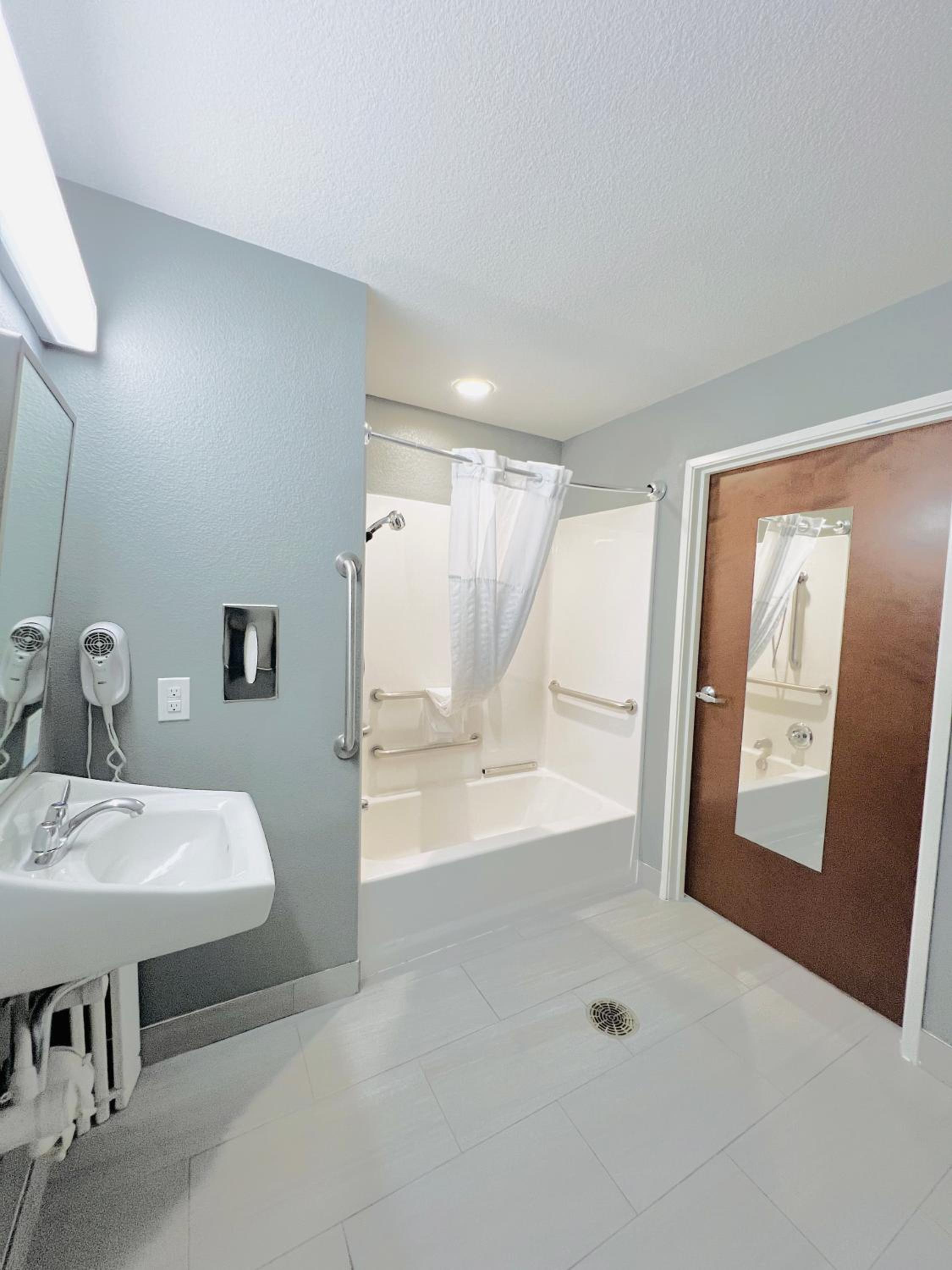 2 Queen Beds, Mobility/Hearing Accessible Room, Bathtub w/ Grab Bars Non-Smoking - Photo 6
