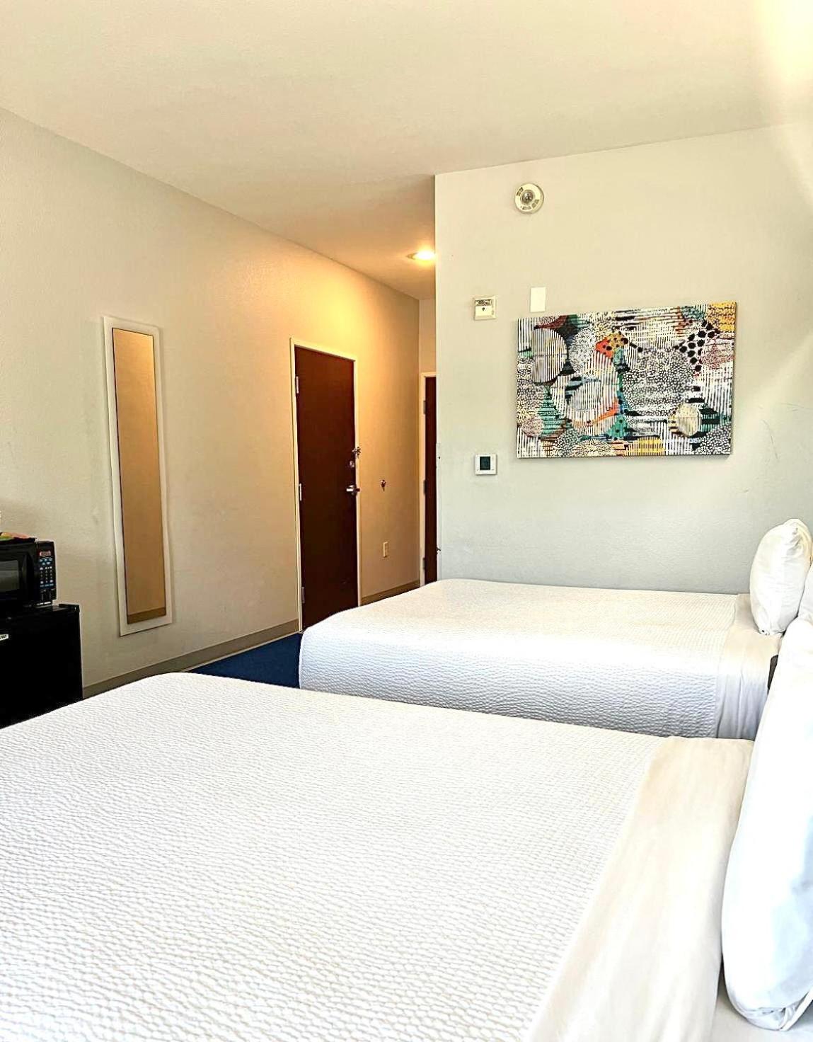 2 Queen Beds, Mobility/Hearing Accessible Room, Bathtub w/ Grab Bars Non-Smoking - Photo 2