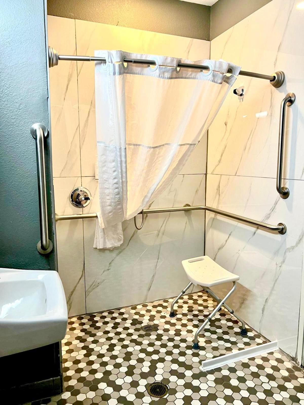 2 Queen Bed, Mobility/Hearing Accessible, Roll-In Shower, Non-Smoking - Photo 4