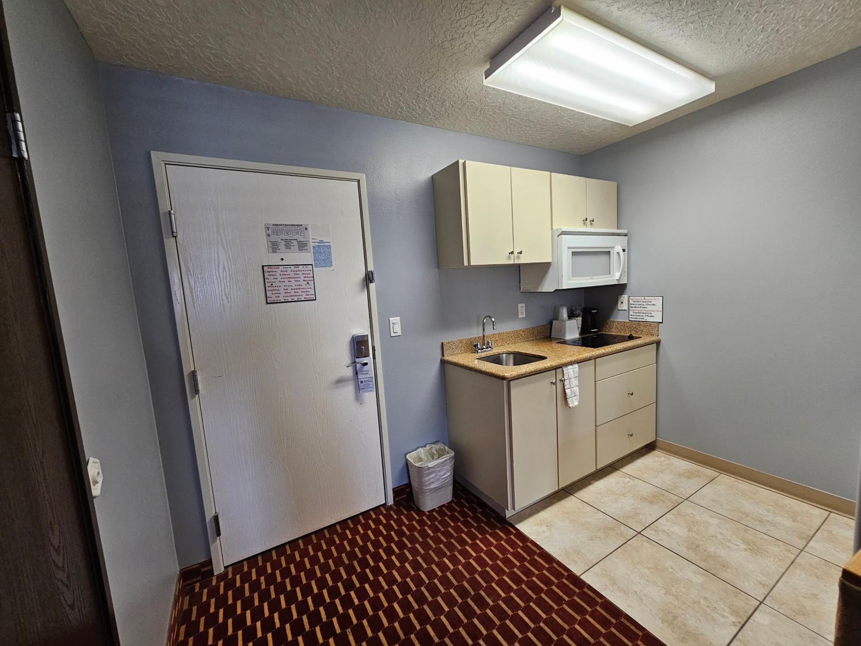 Queen Suite with Two Queen Beds - Non-Smoking - Photo 4