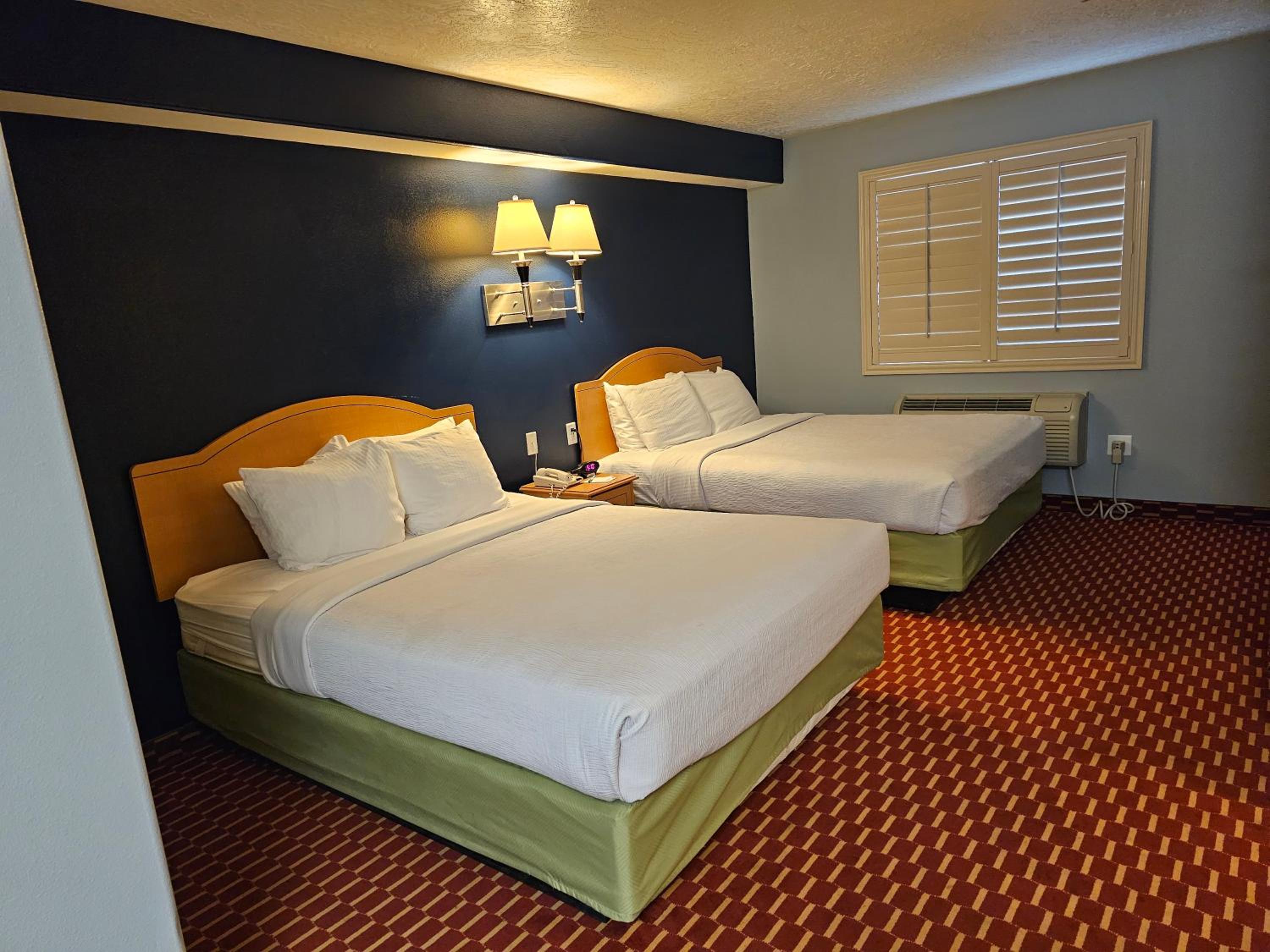 Queen Suite with Two Queen Beds - Non-Smoking - Photo 7