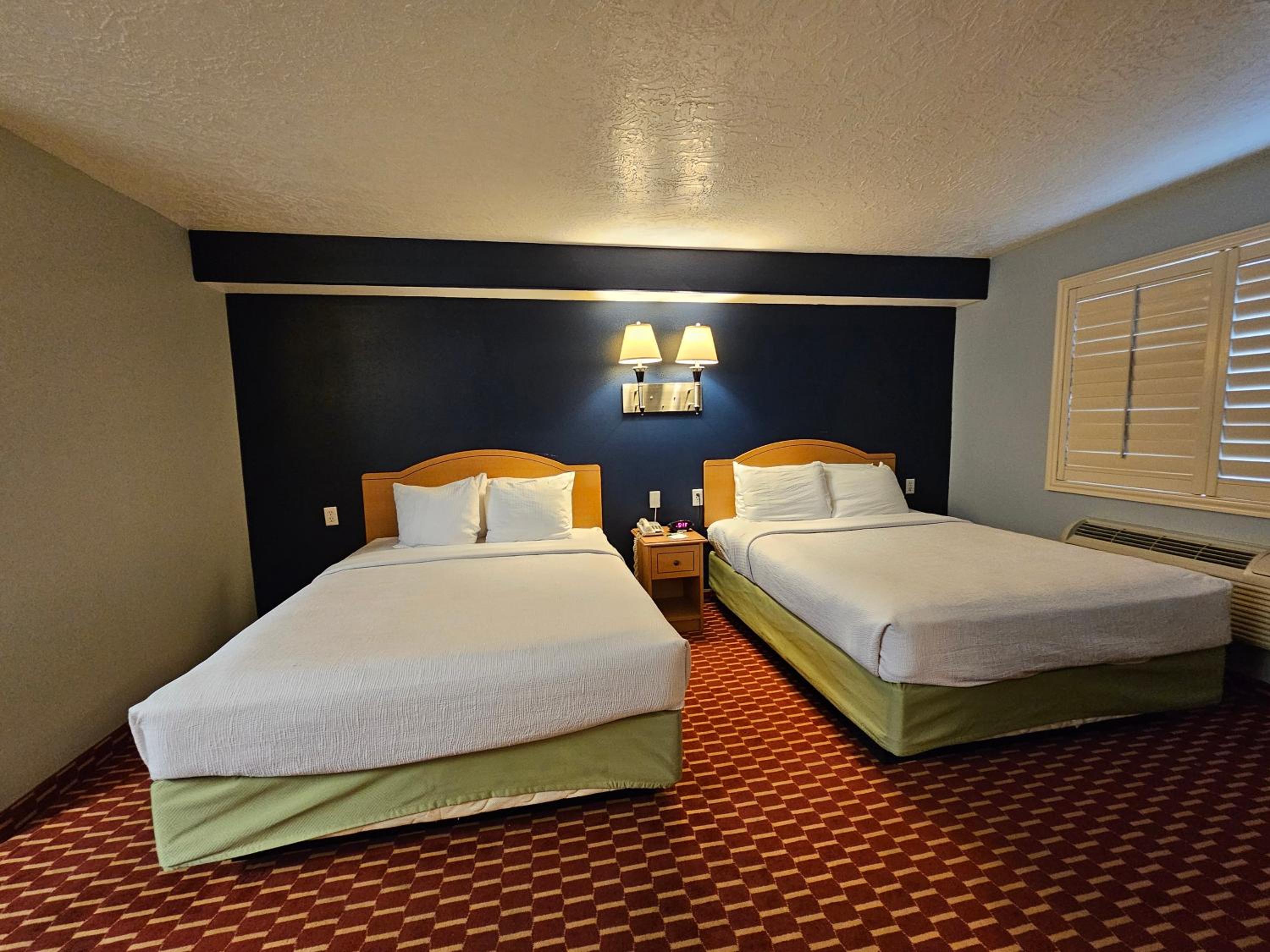 Queen Suite with Two Queen Beds - Non-Smoking - Photo 10