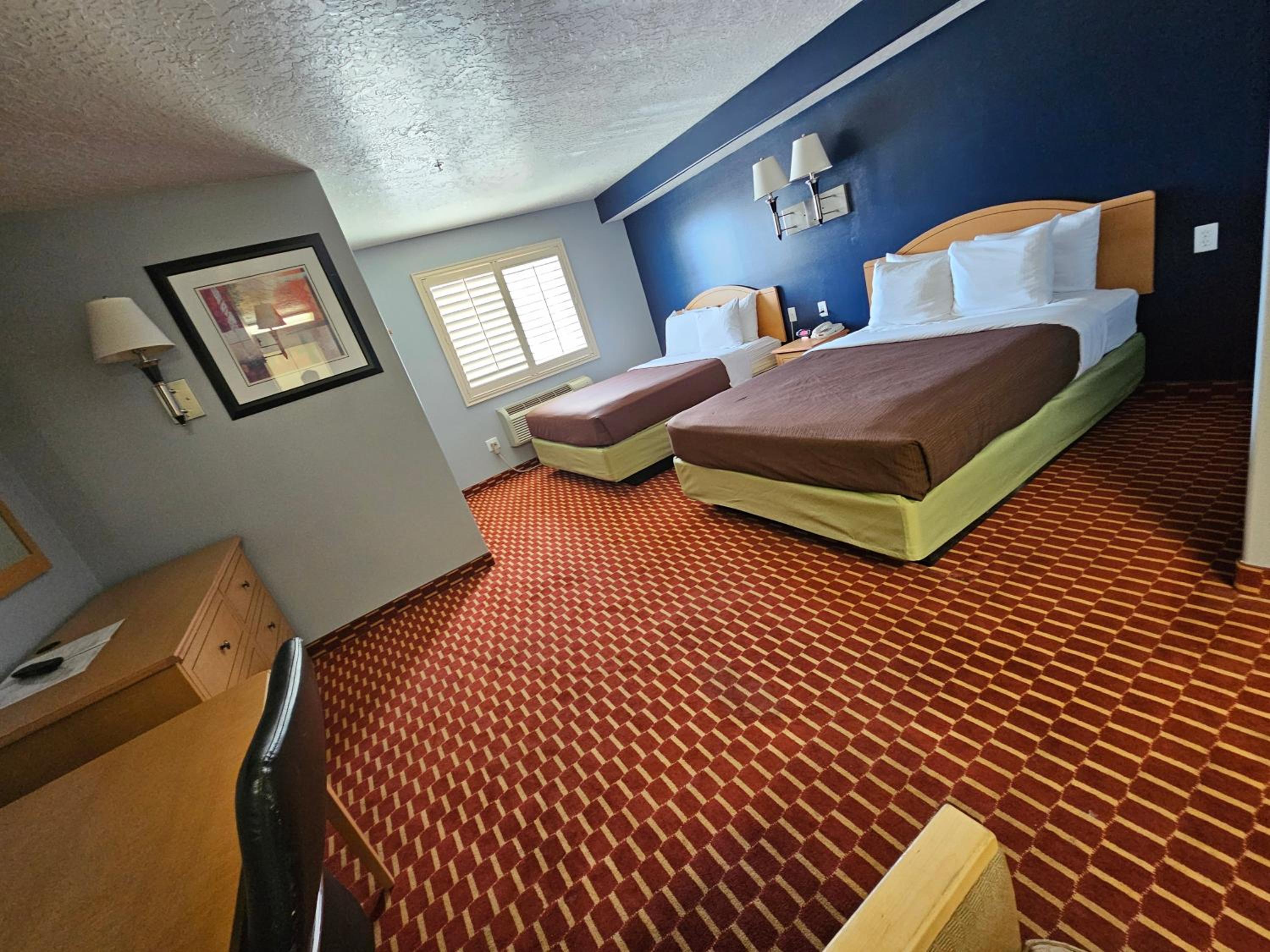 Queen Suite with Two Queen Beds - Non-Smoking - Photo 9