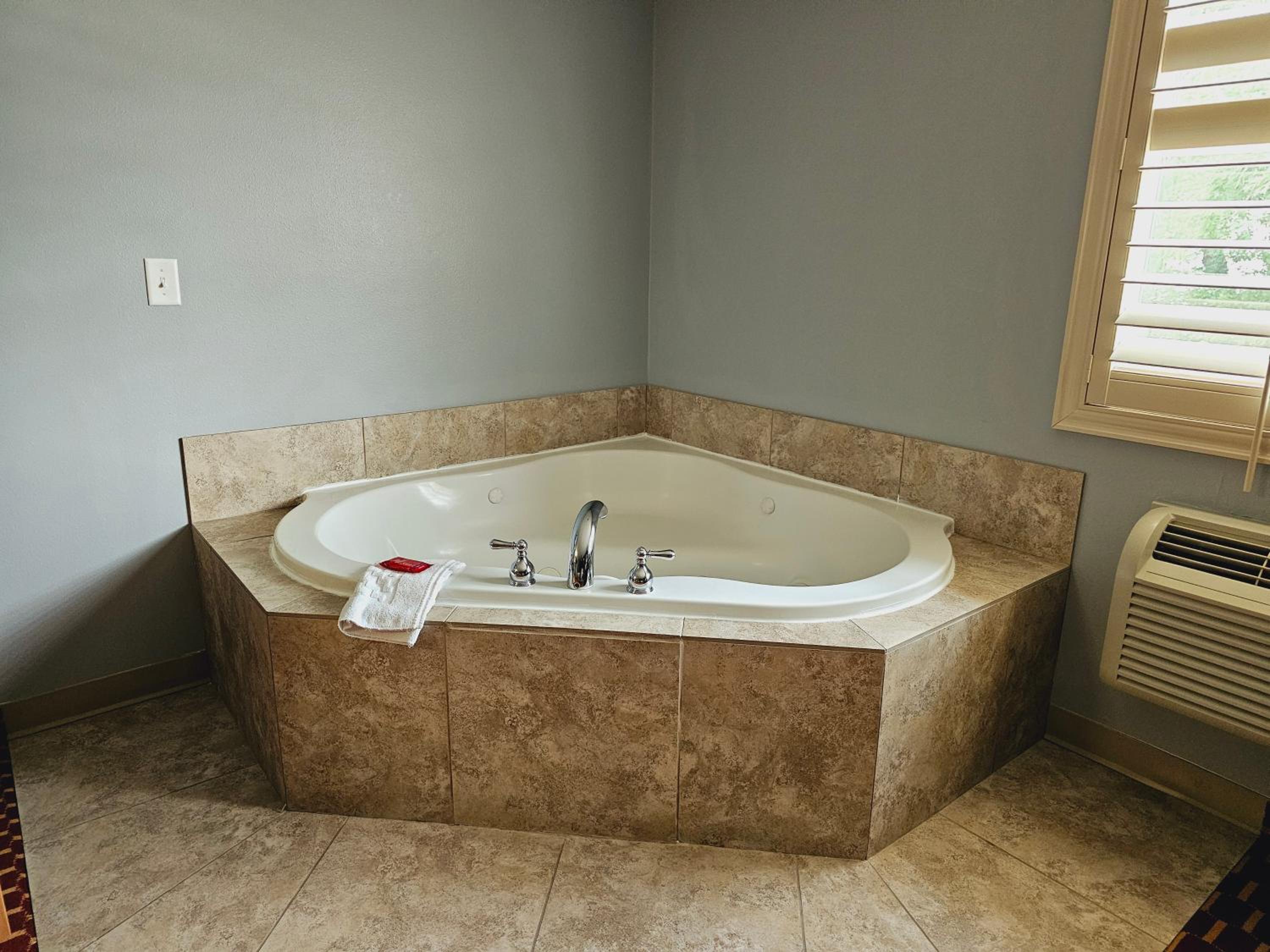 King Suite with Jacuzzi - Non-Smoking - Photo 4