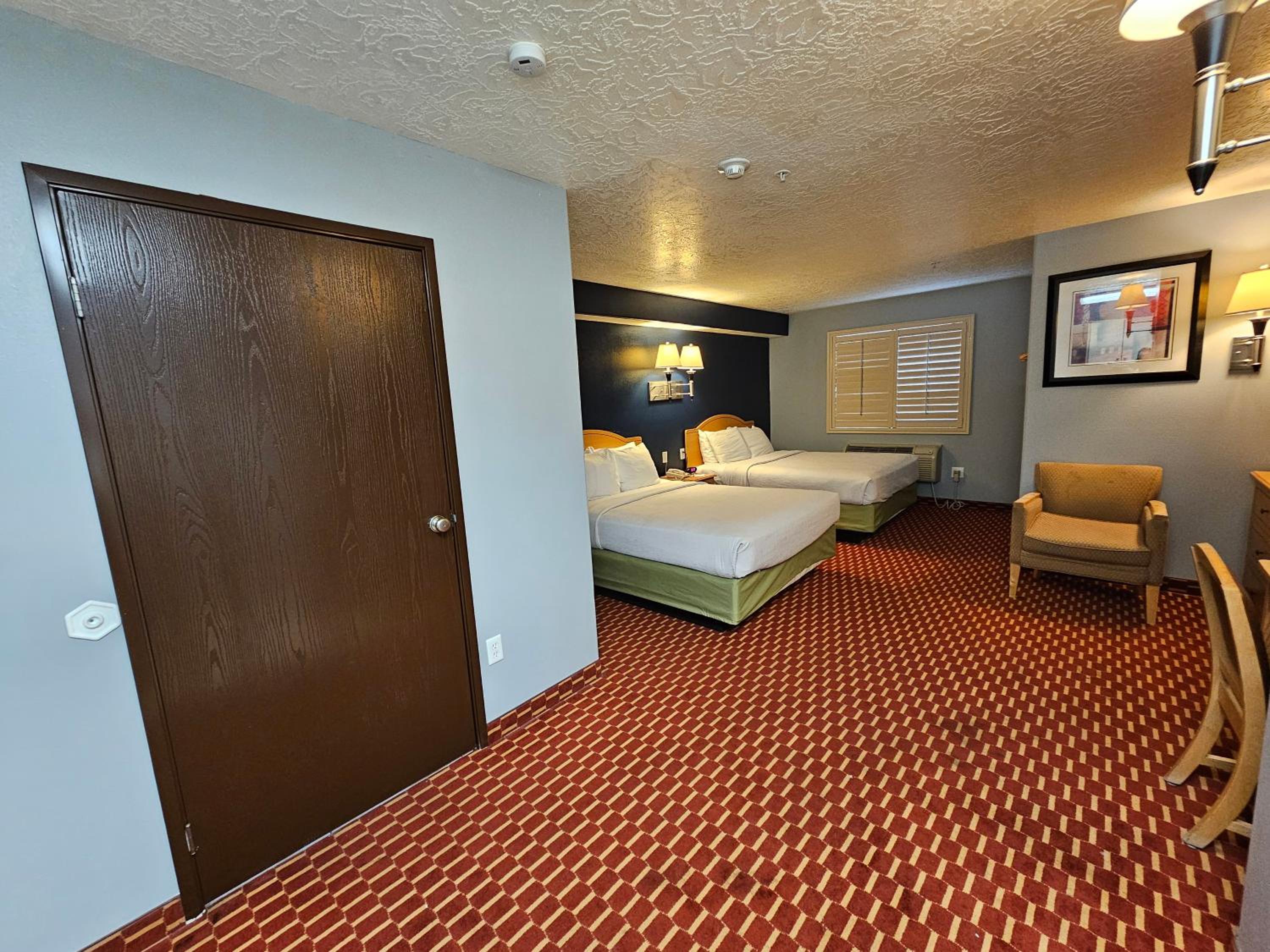 Queen Suite with Two Queen Beds - Non-Smoking - Photo 16