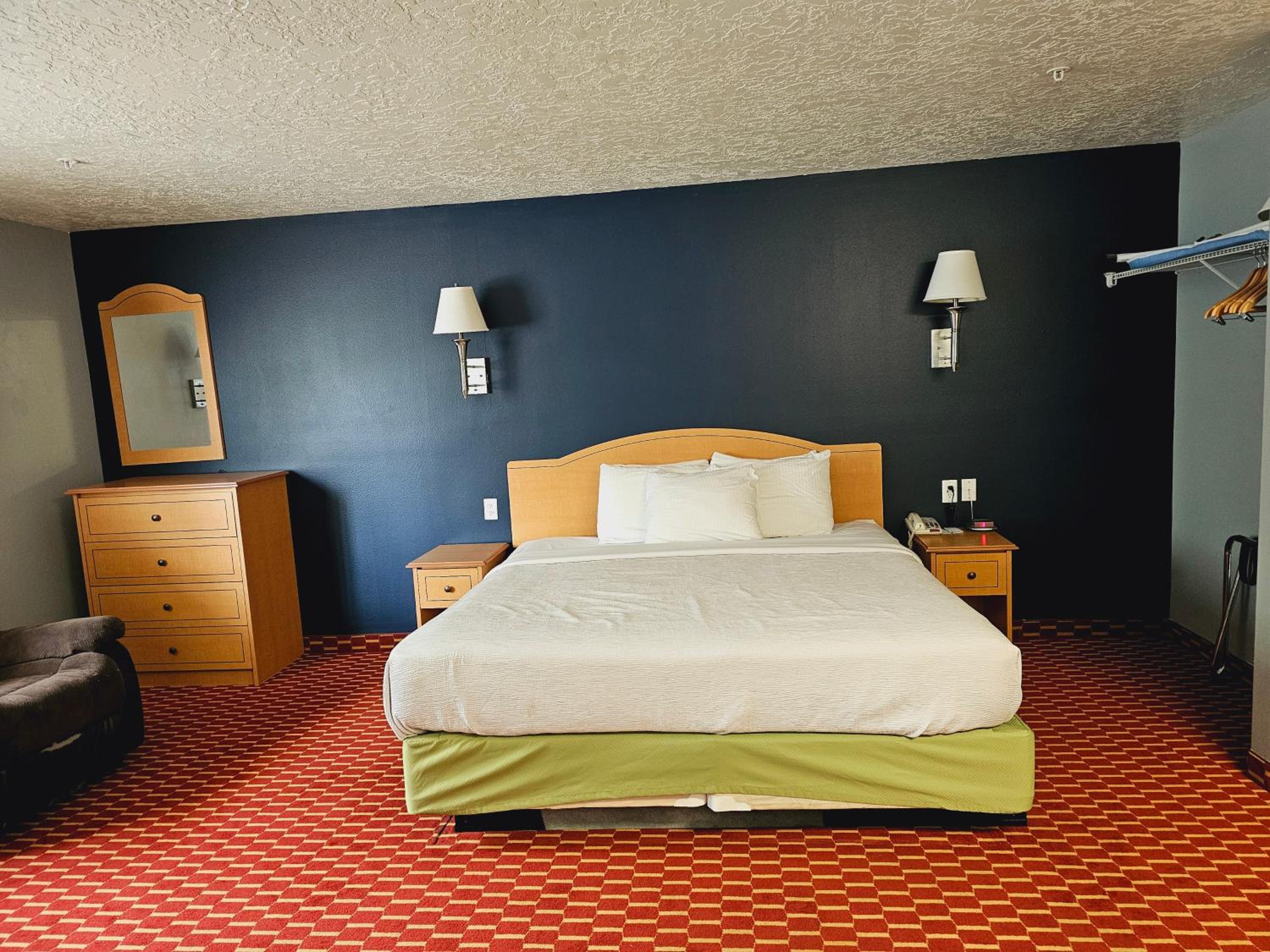 King Suite with Jacuzzi - Non-Smoking - Photo 10
