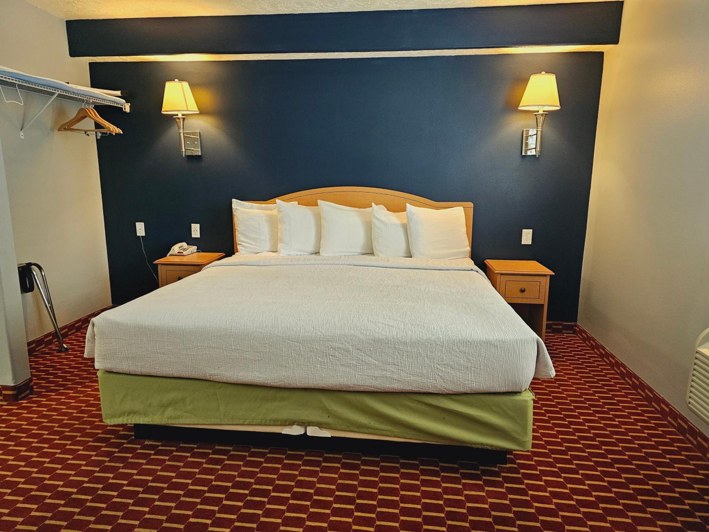 King Suite with Jacuzzi - Non-Smoking - Photo 1