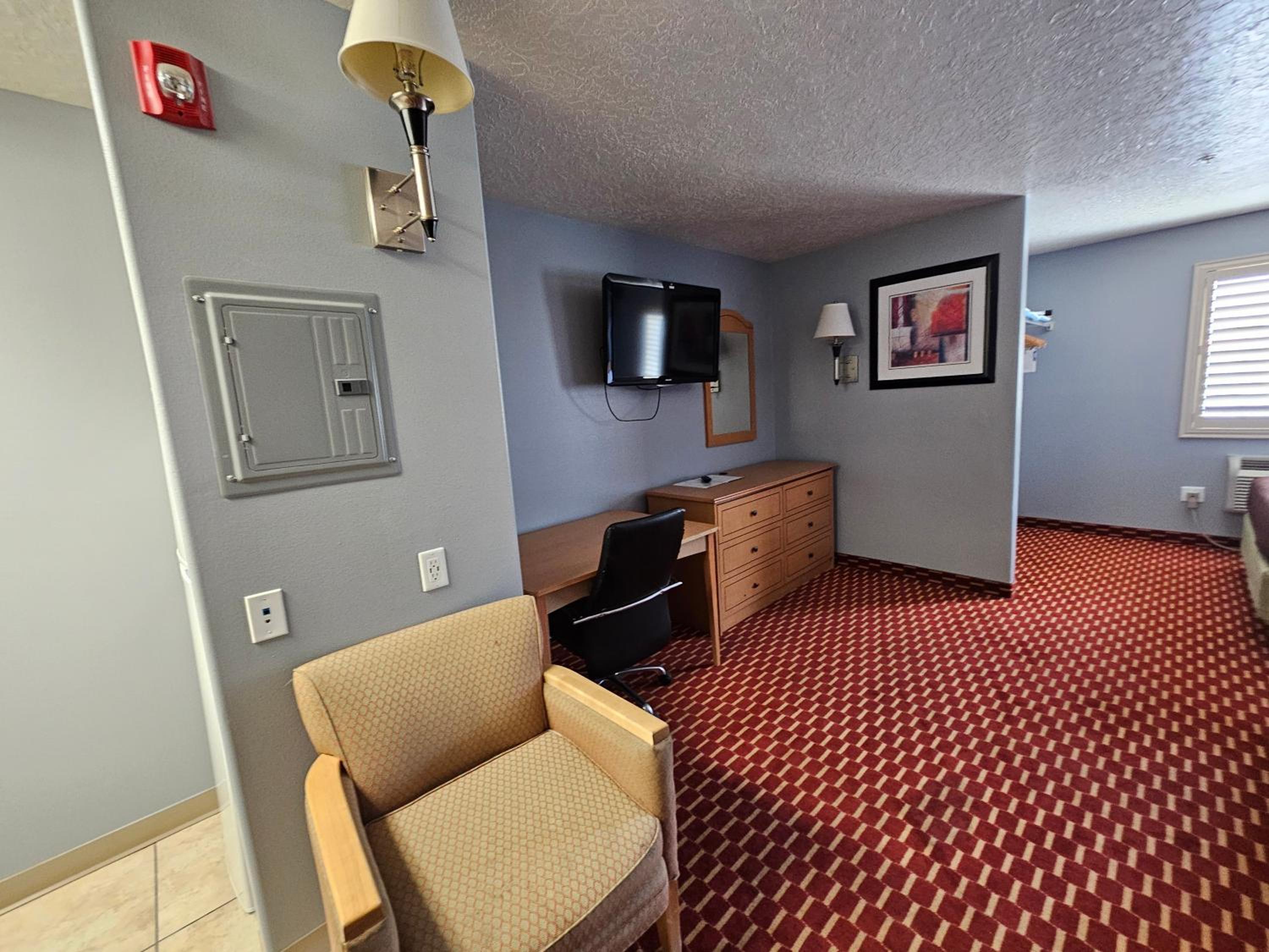 Queen Suite with Two Queen Beds - Non-Smoking - Photo 8