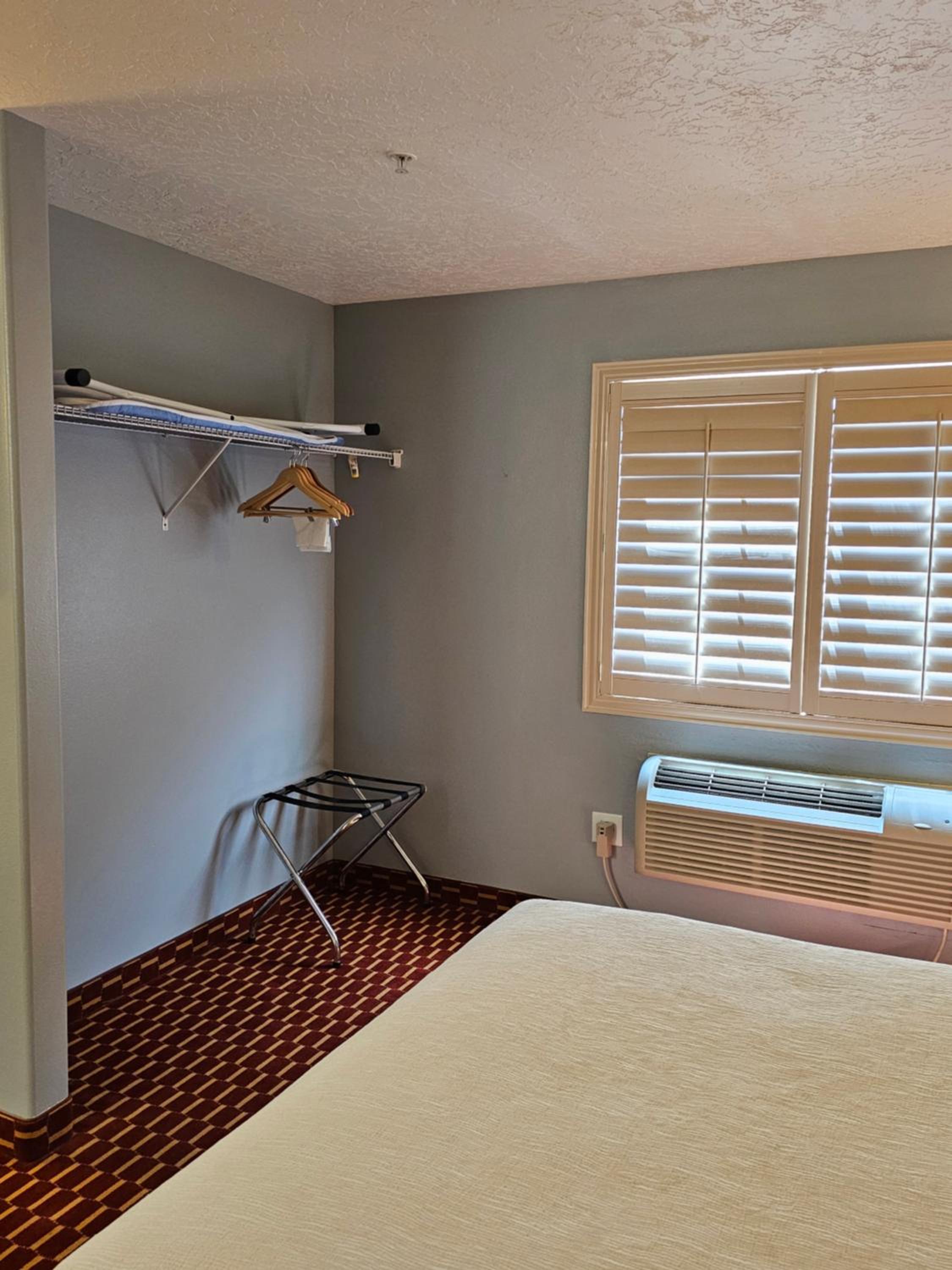 Queen Suite with Mobility Accessible Roll-In Shower - Non-Smoking - Photo 4