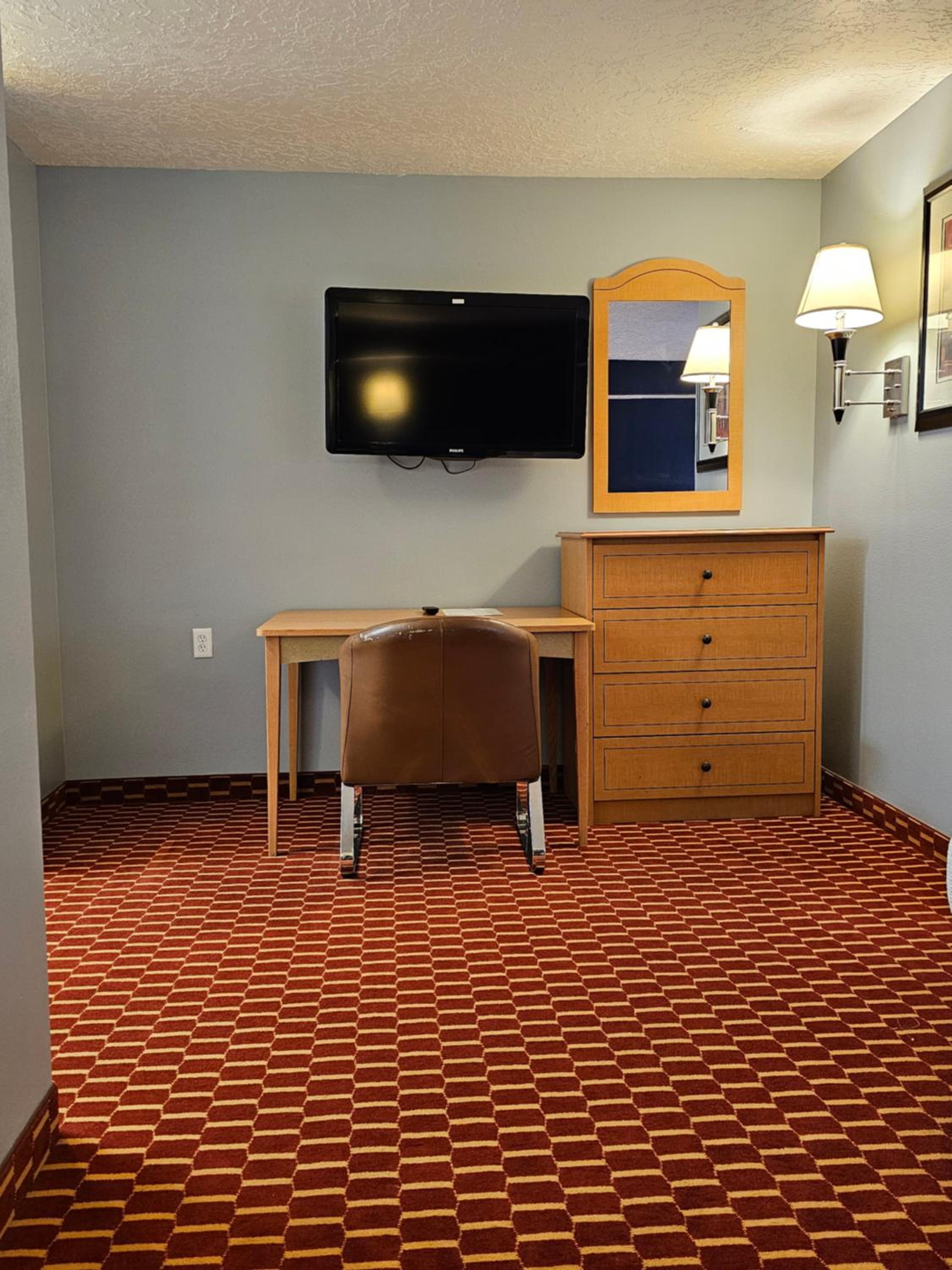 Queen Suite with Mobility Accessible Roll-In Shower - Non-Smoking - Photo 8