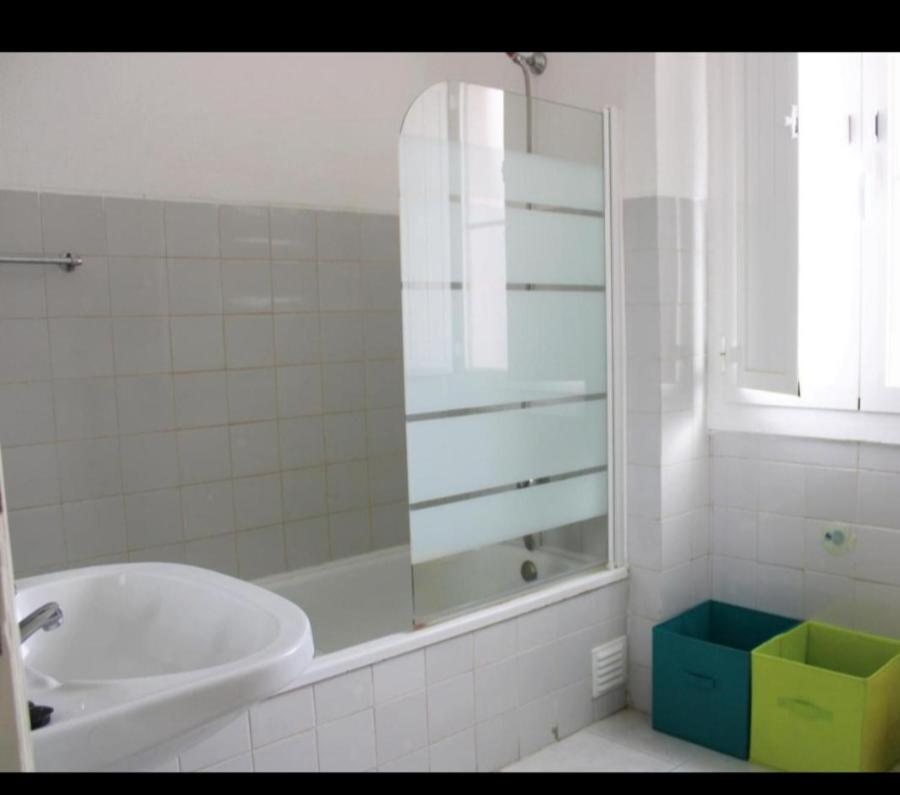 Queen Room With Shared Bathroom photo 2