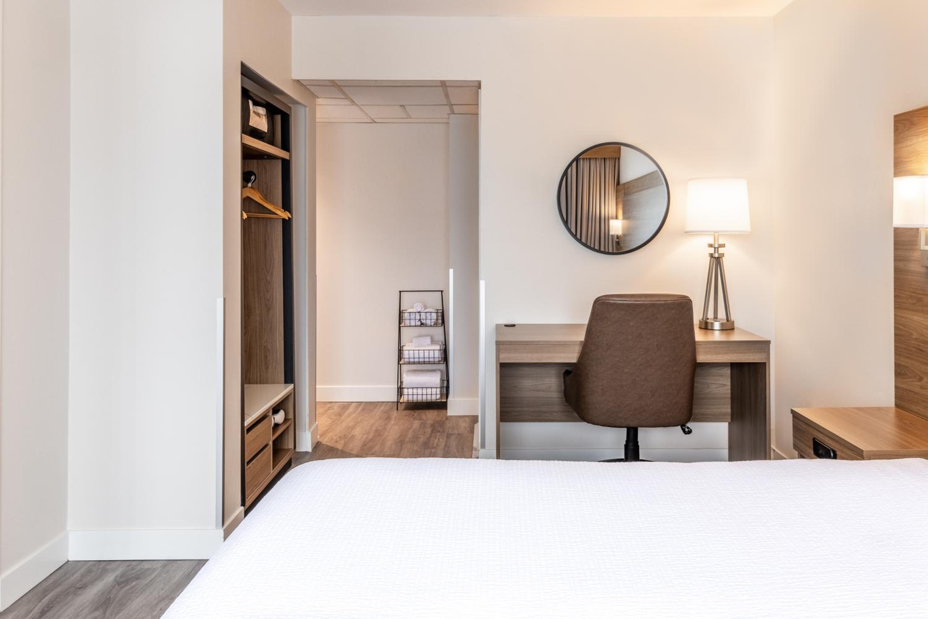King Suite w/kitchenette & Sofa Bed - Photo 2