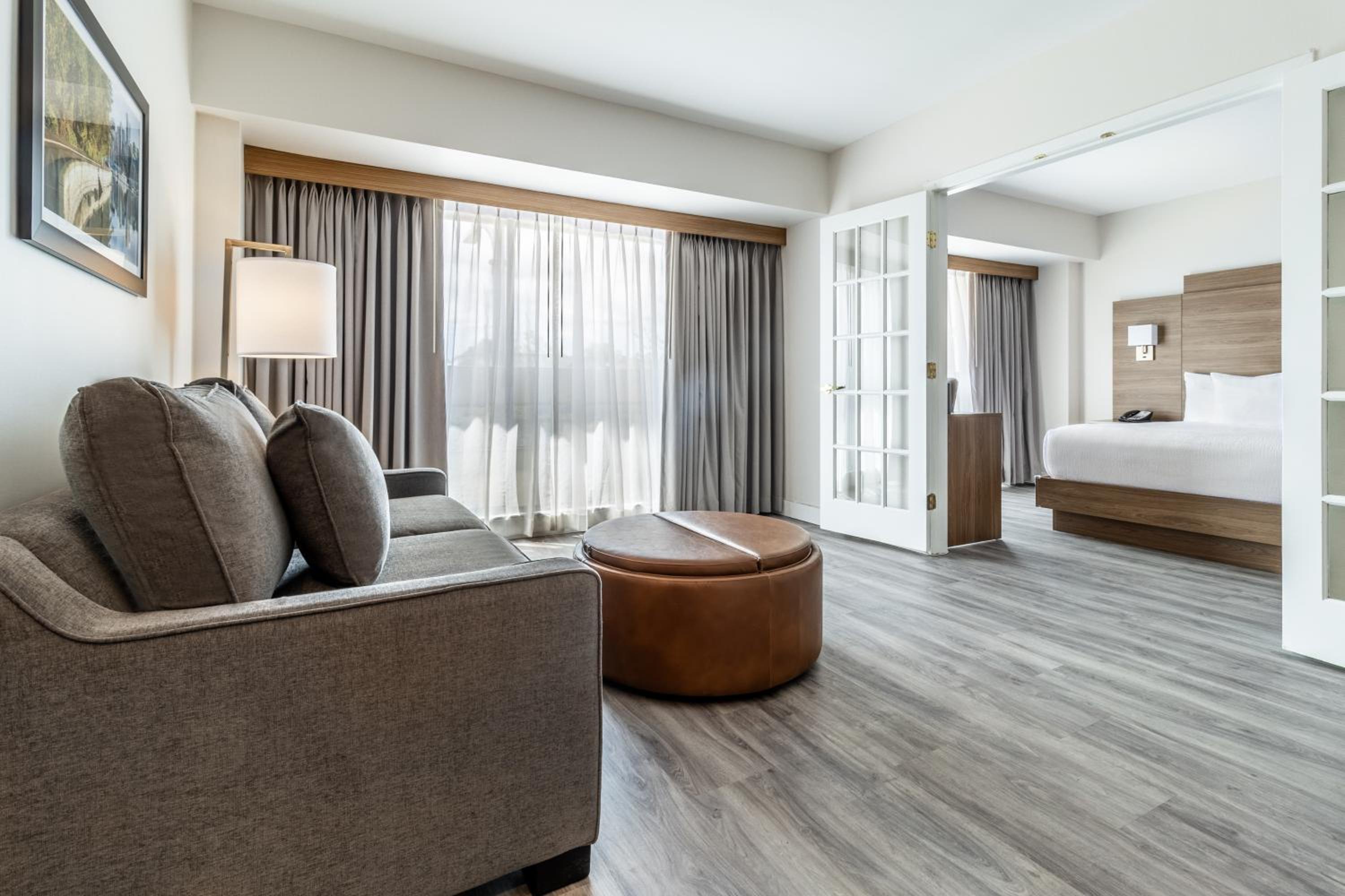 King Suite w/kitchenette & Sofa Bed - Photo 5
