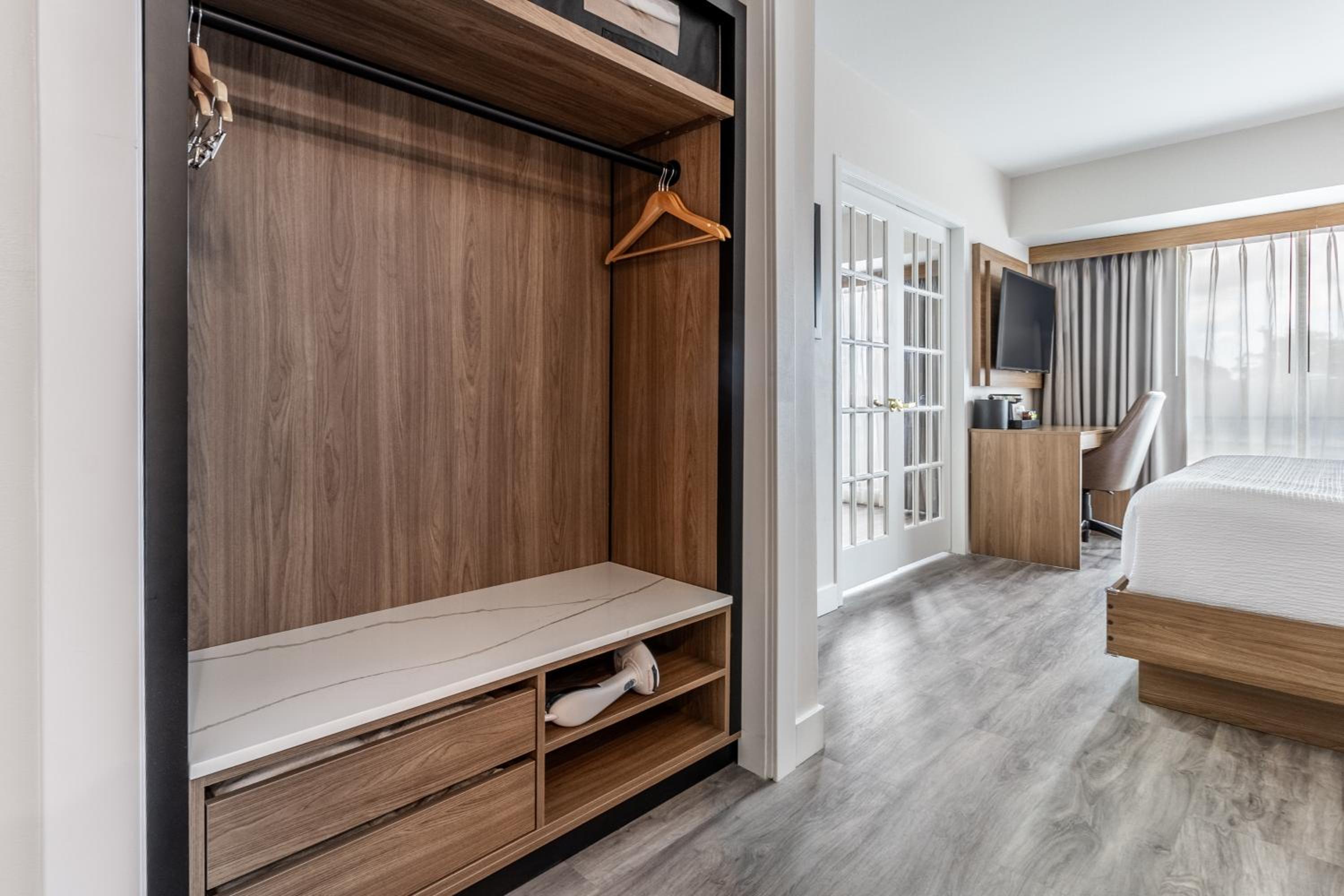 King Suite w/kitchenette & Sofa Bed - Photo 3