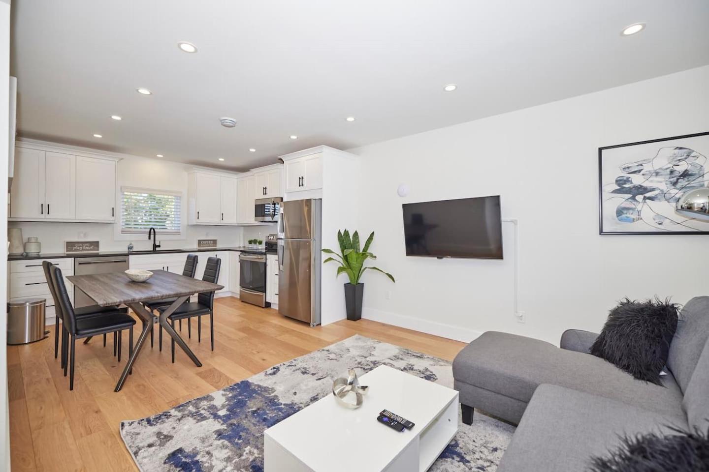Three-Bedroom House photo 2