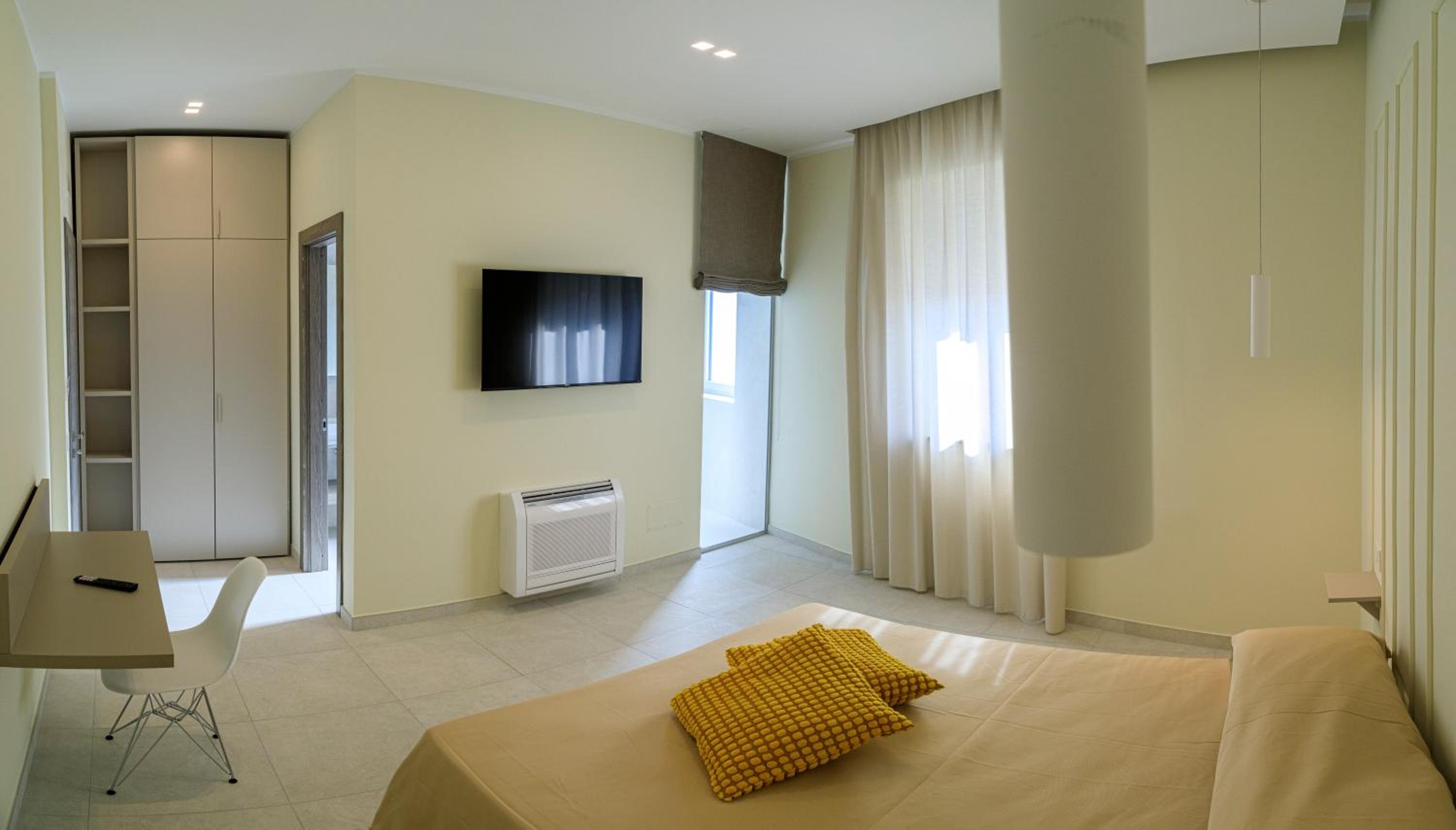 Large Double Room - Photo 1