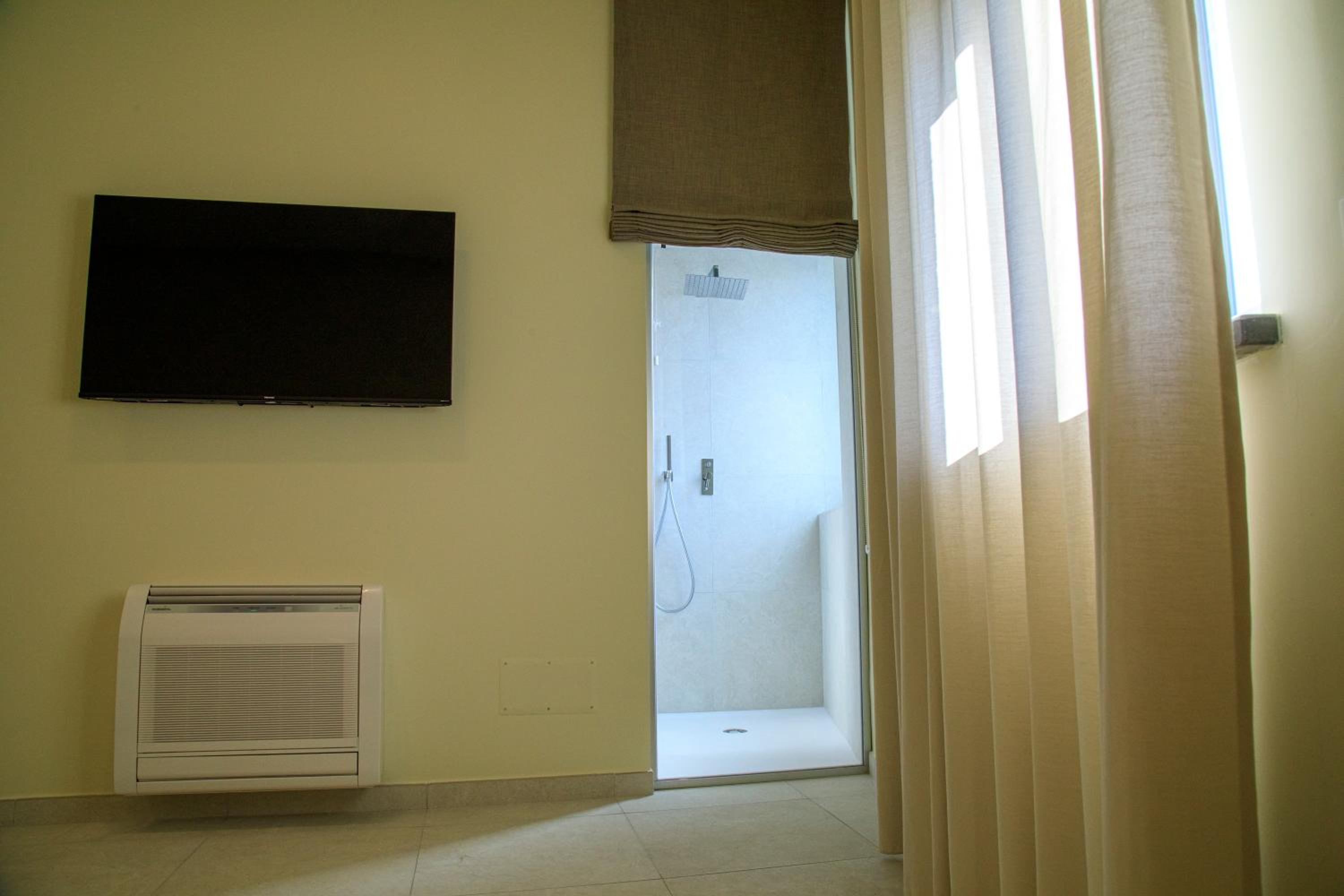 Large Double Room - Photo 6