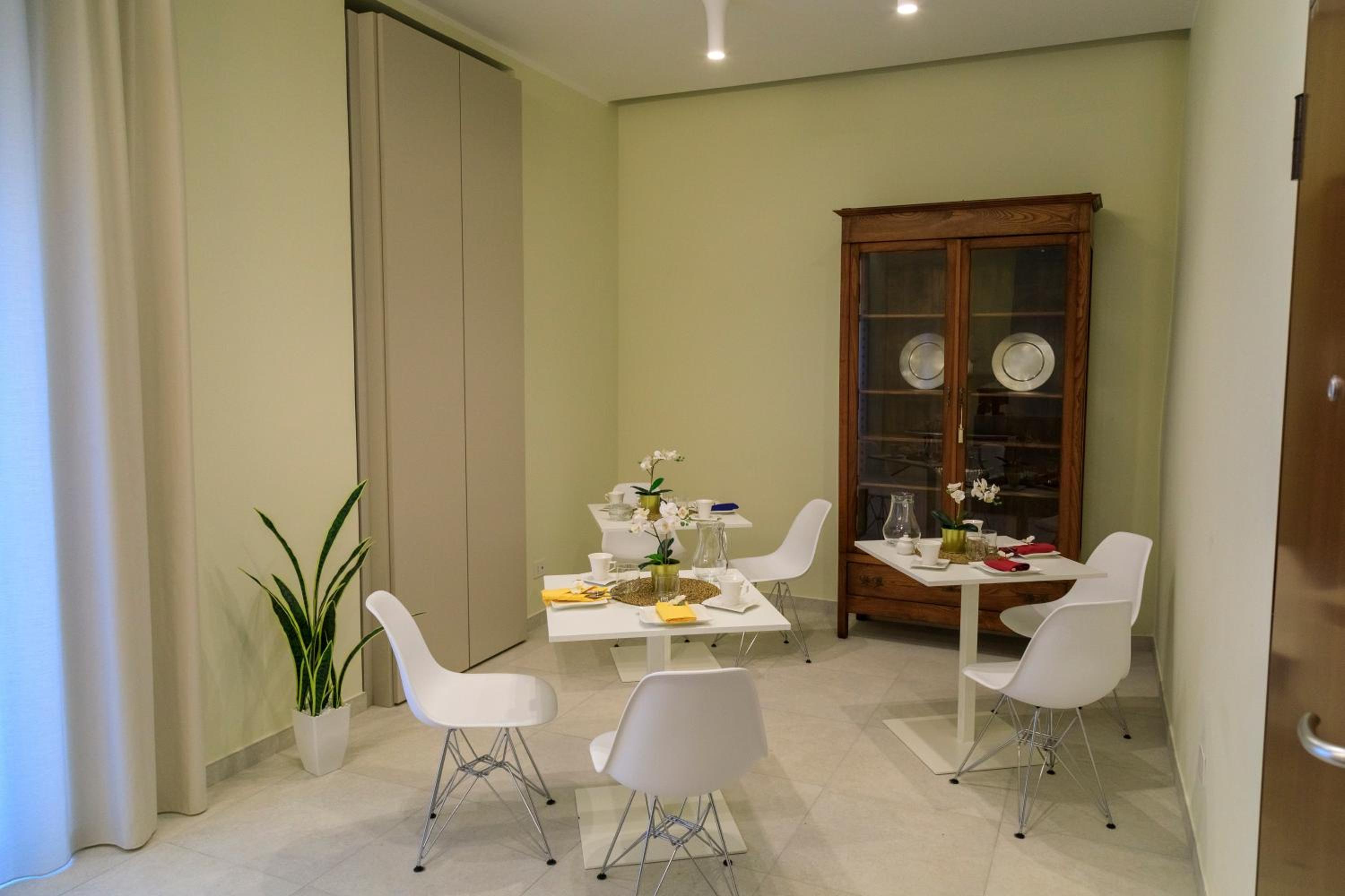 Large Double Room - Photo 4