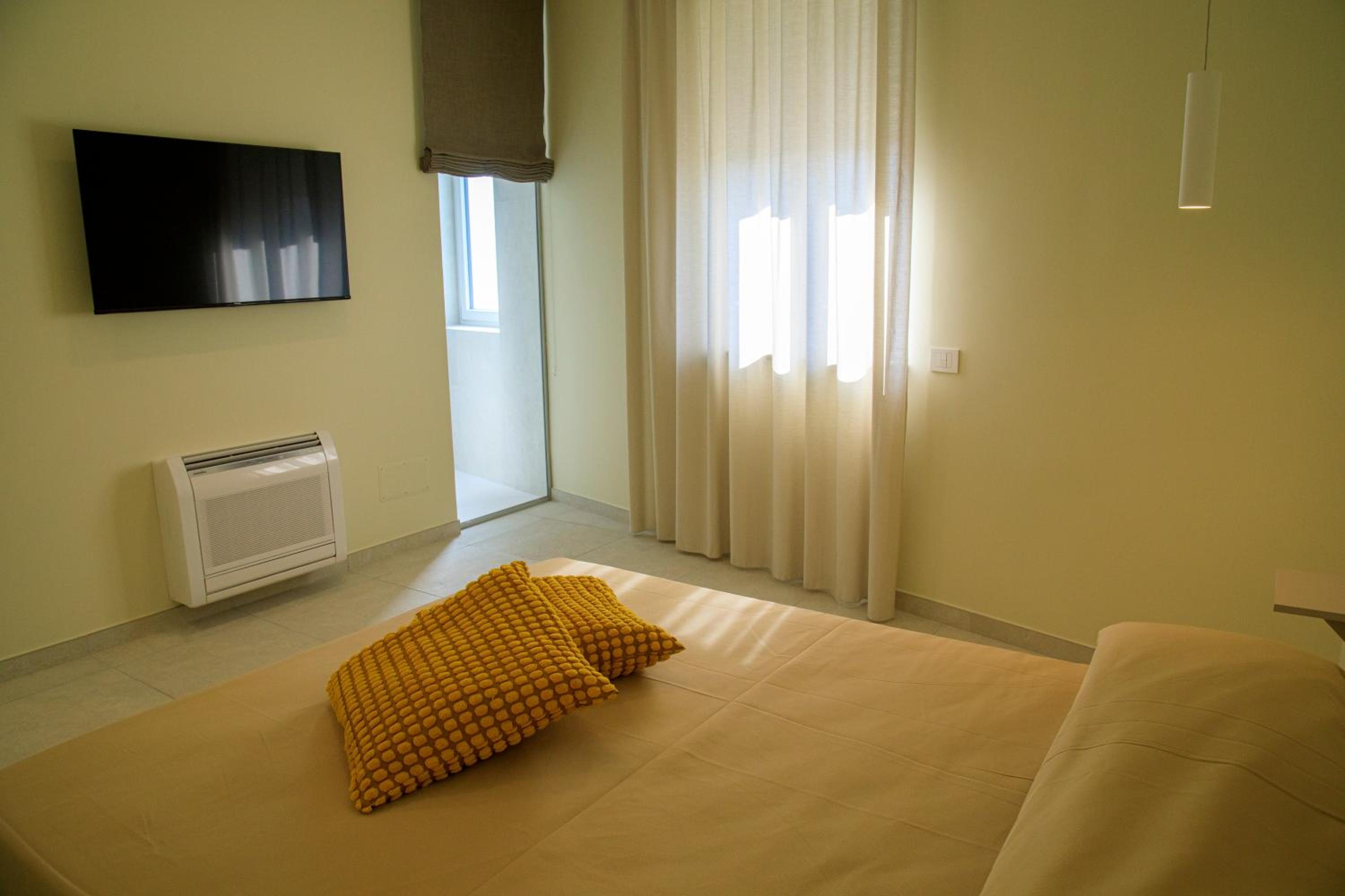 Large Double Room - Photo 7
