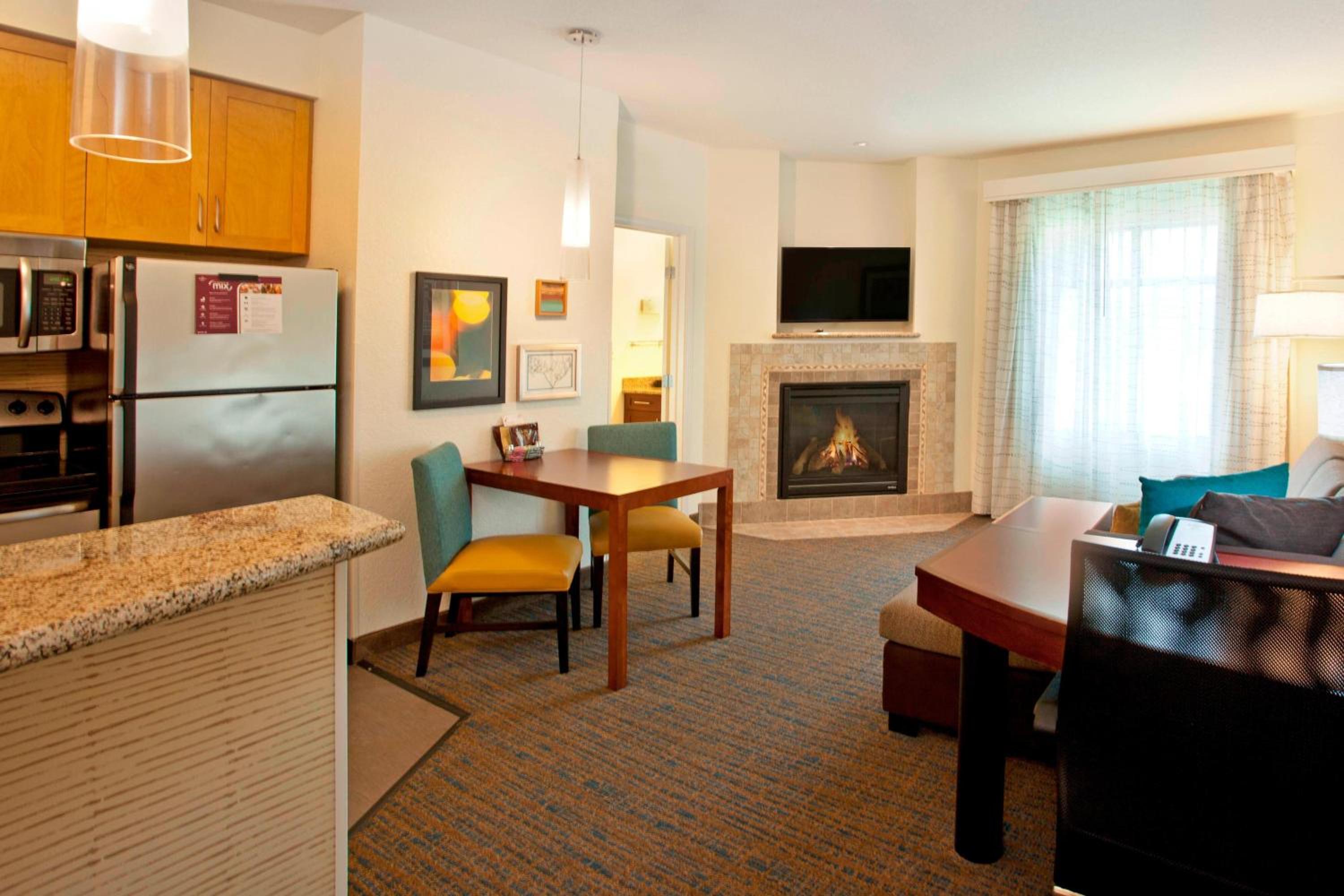 One-Bedroom King Suite with Fireplace - Photo 8