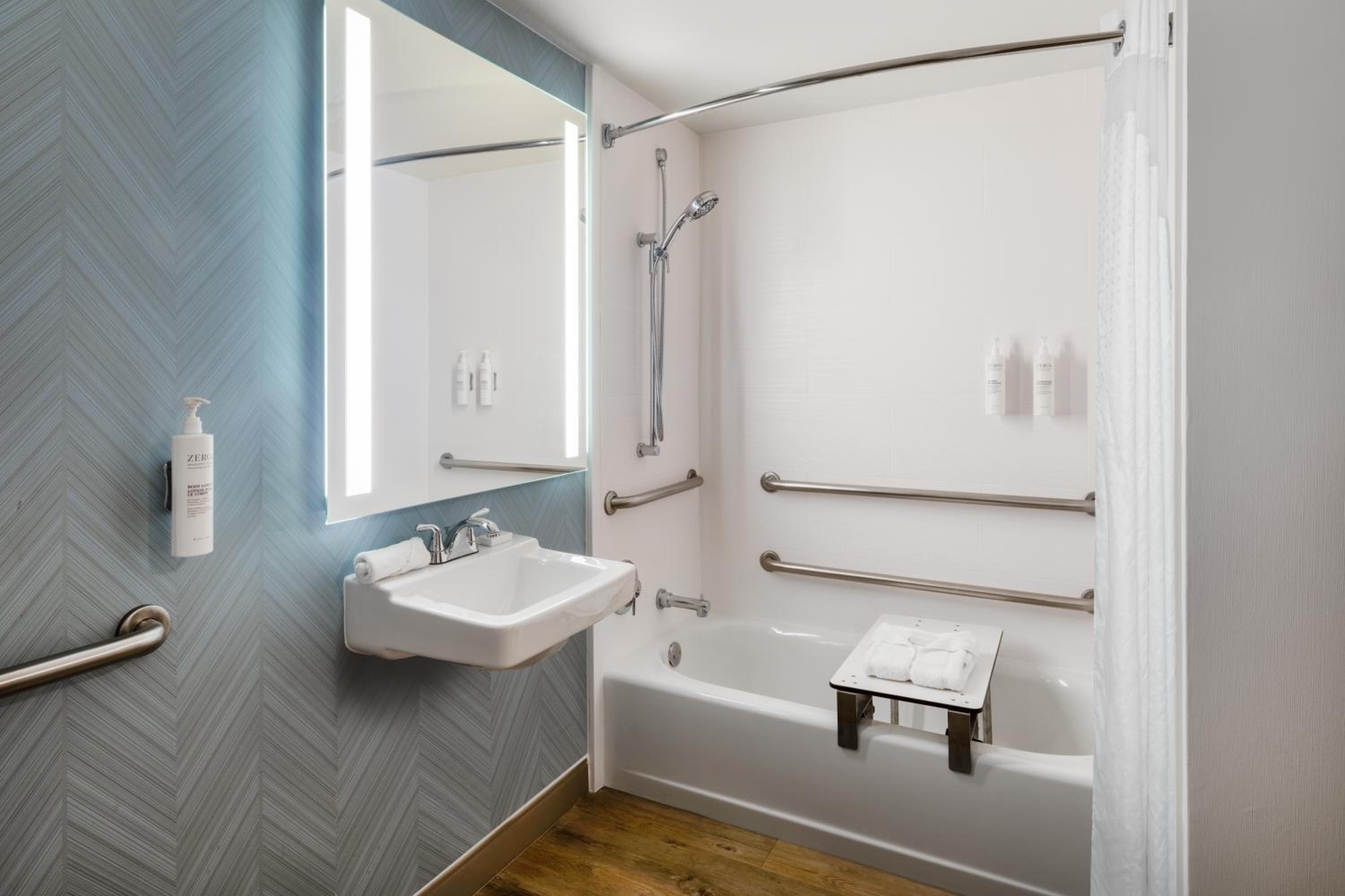 King Room with Bath Tub - Disability Access - Photo 4