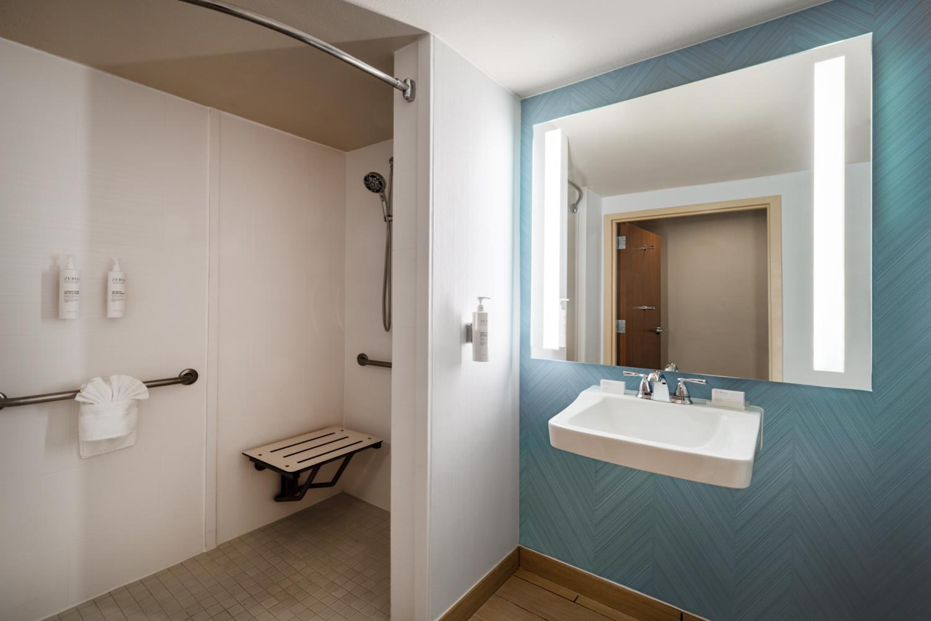King Room with Roll-In Shower - Disability Access - Photo 3
