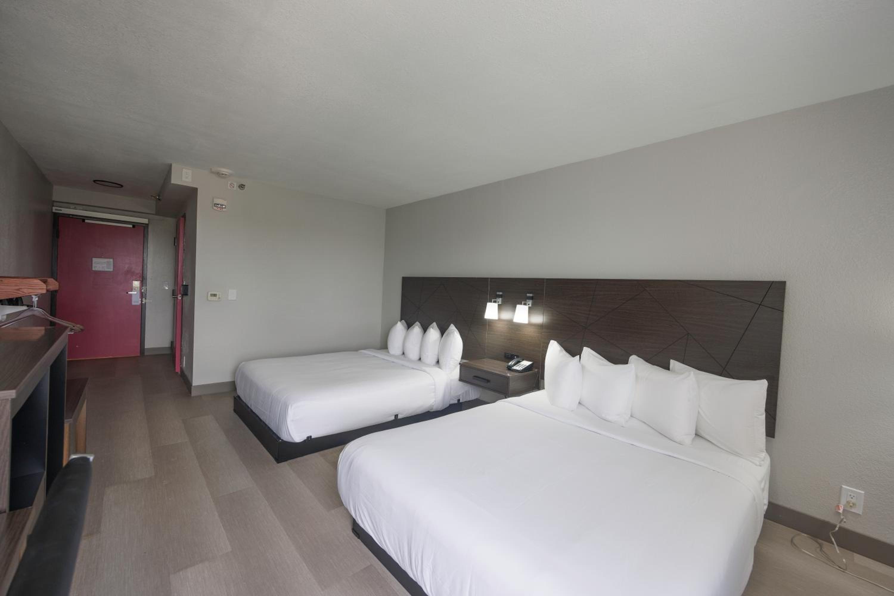 Double Room with Two Double Beds - Accessible/Non Smoking photo 2