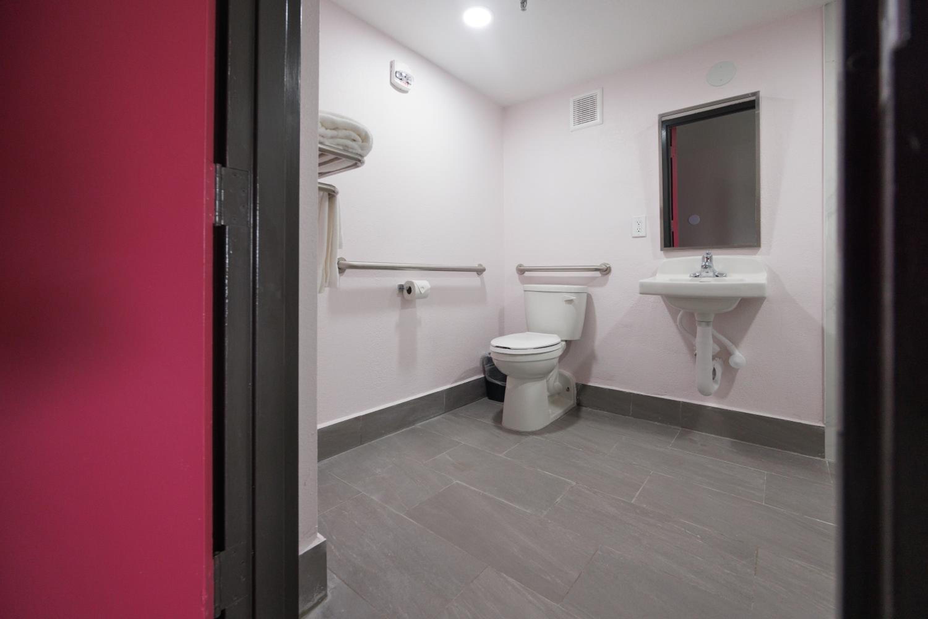 Double Room with Two Double Beds - Accessible/Non Smoking photo 2