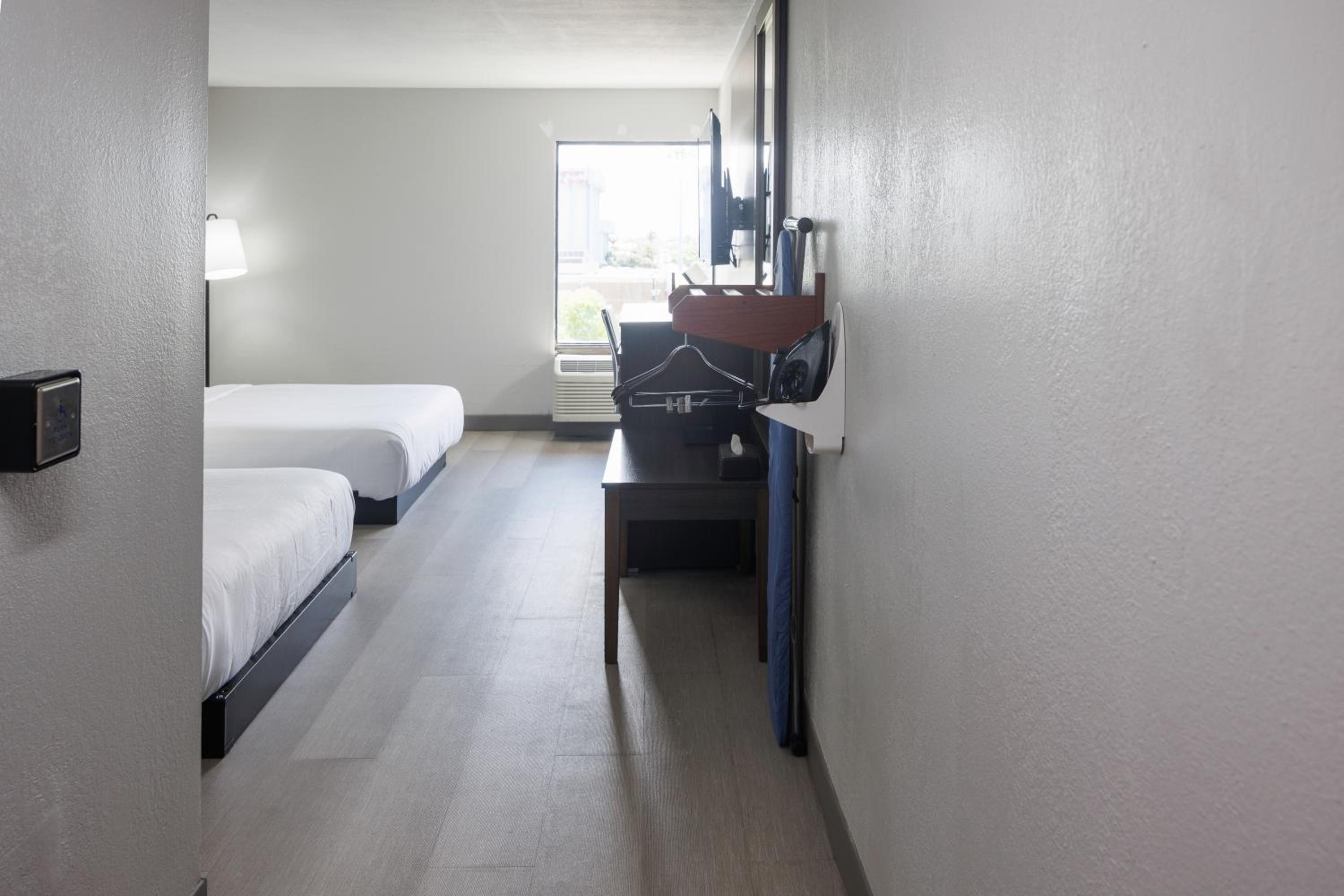 Double Room with Two Double Beds - Accessible/Non Smoking photo 3