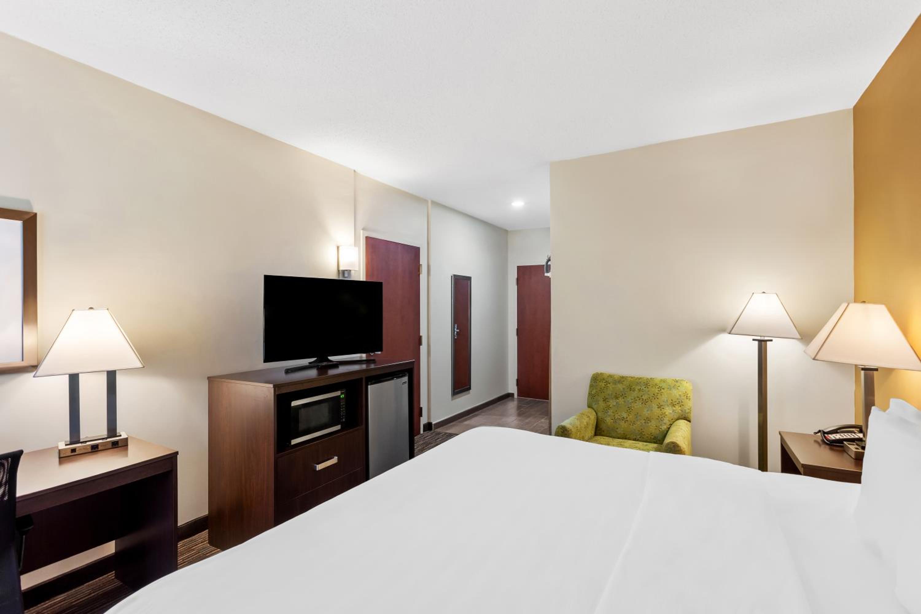 King Suite with Bath Tub - Disability/Non-Smoking - Photo 3