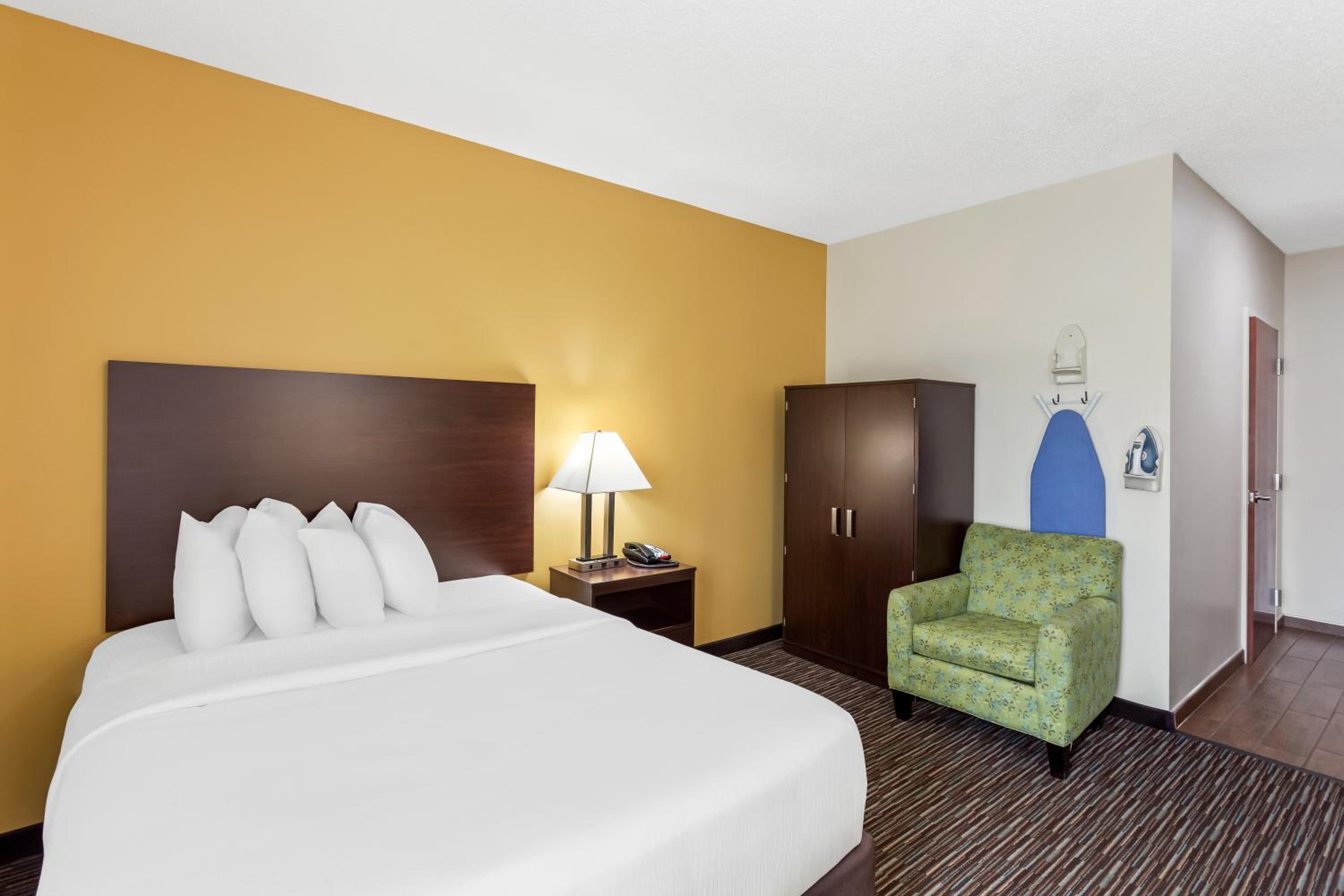 Queen Room with Bath Tub - Disability Access - Photo 4