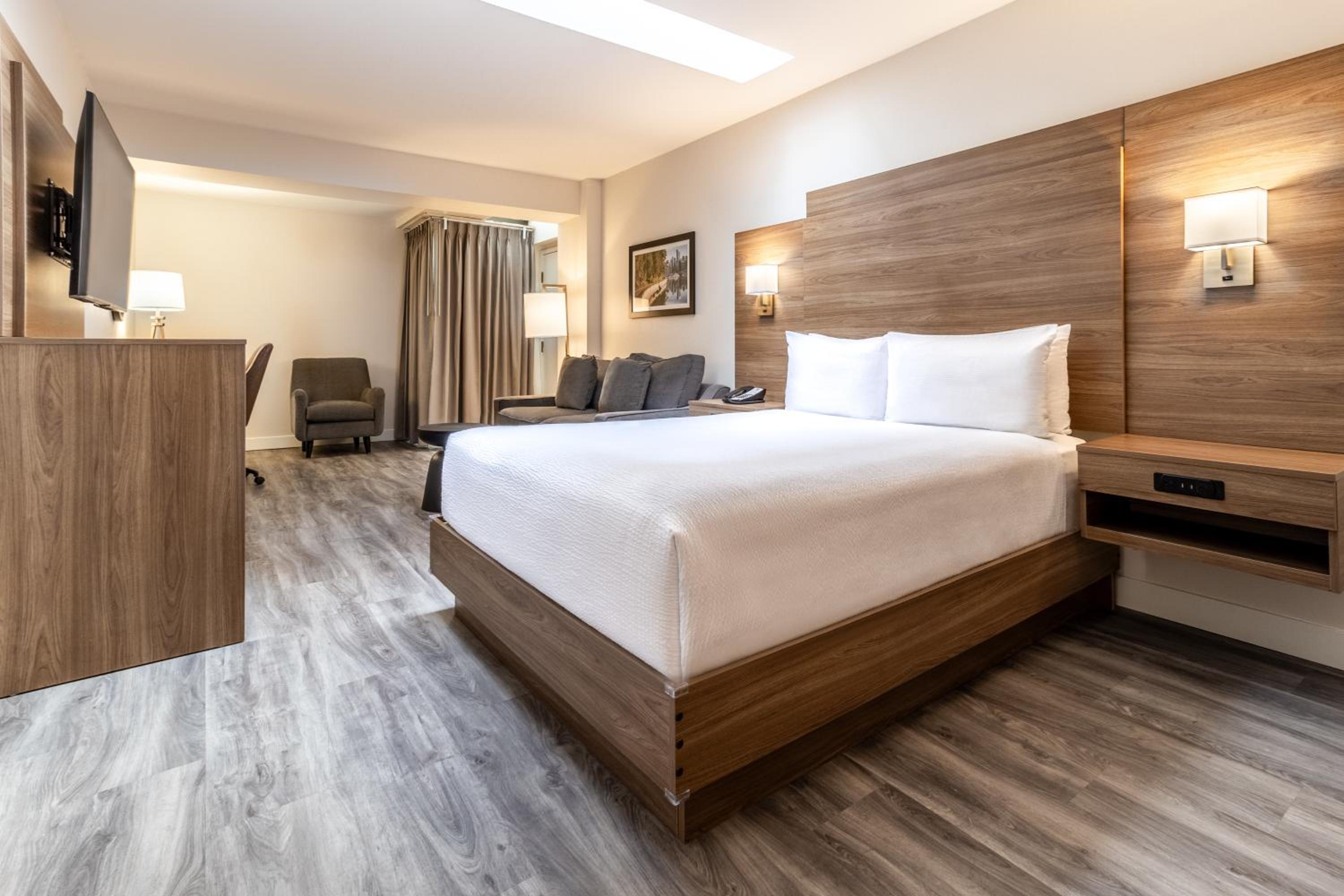 One Queen Bed Interior  - Photo 8