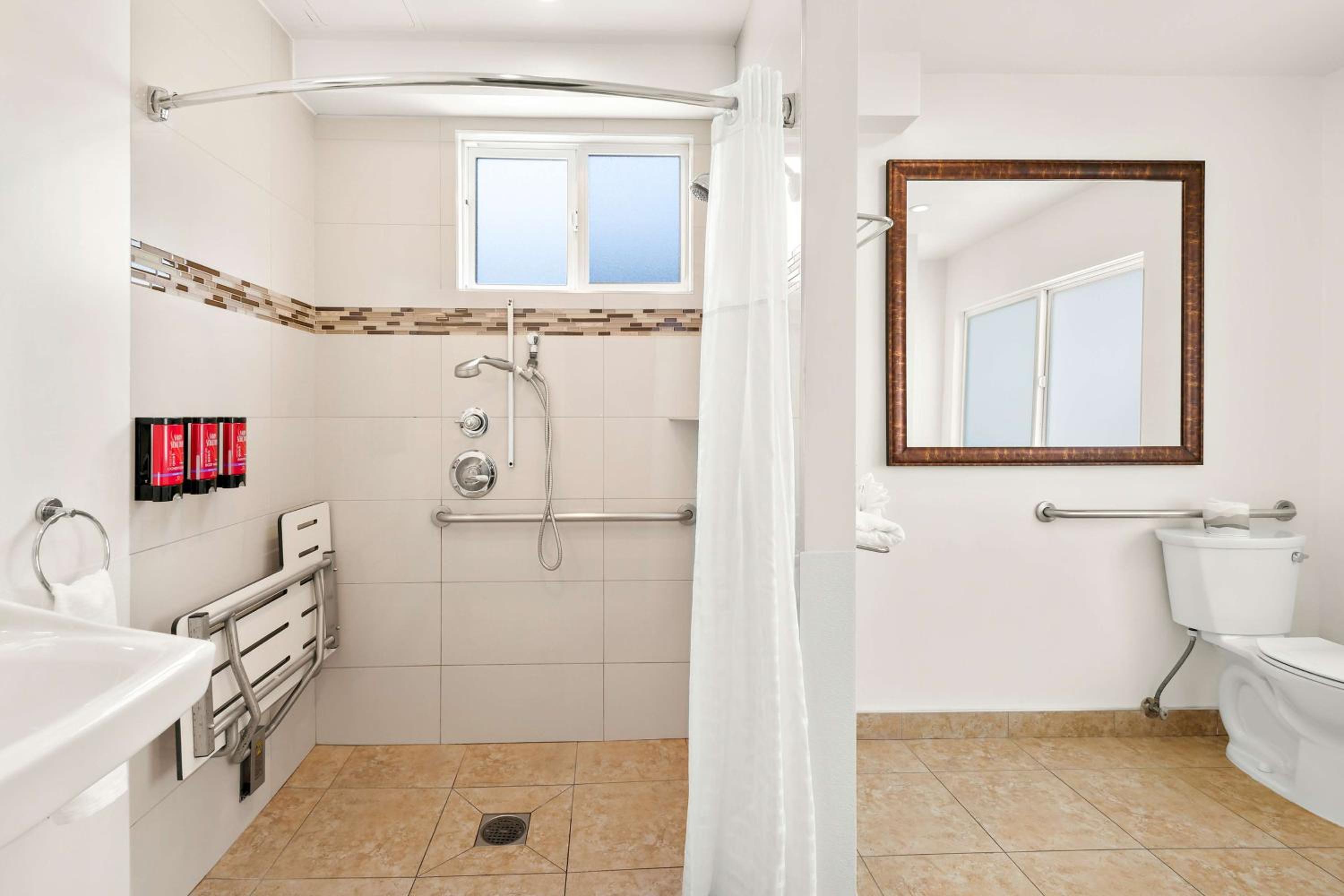 Queen Room with Roll-in Shower - Disability Access - Non-smoking
