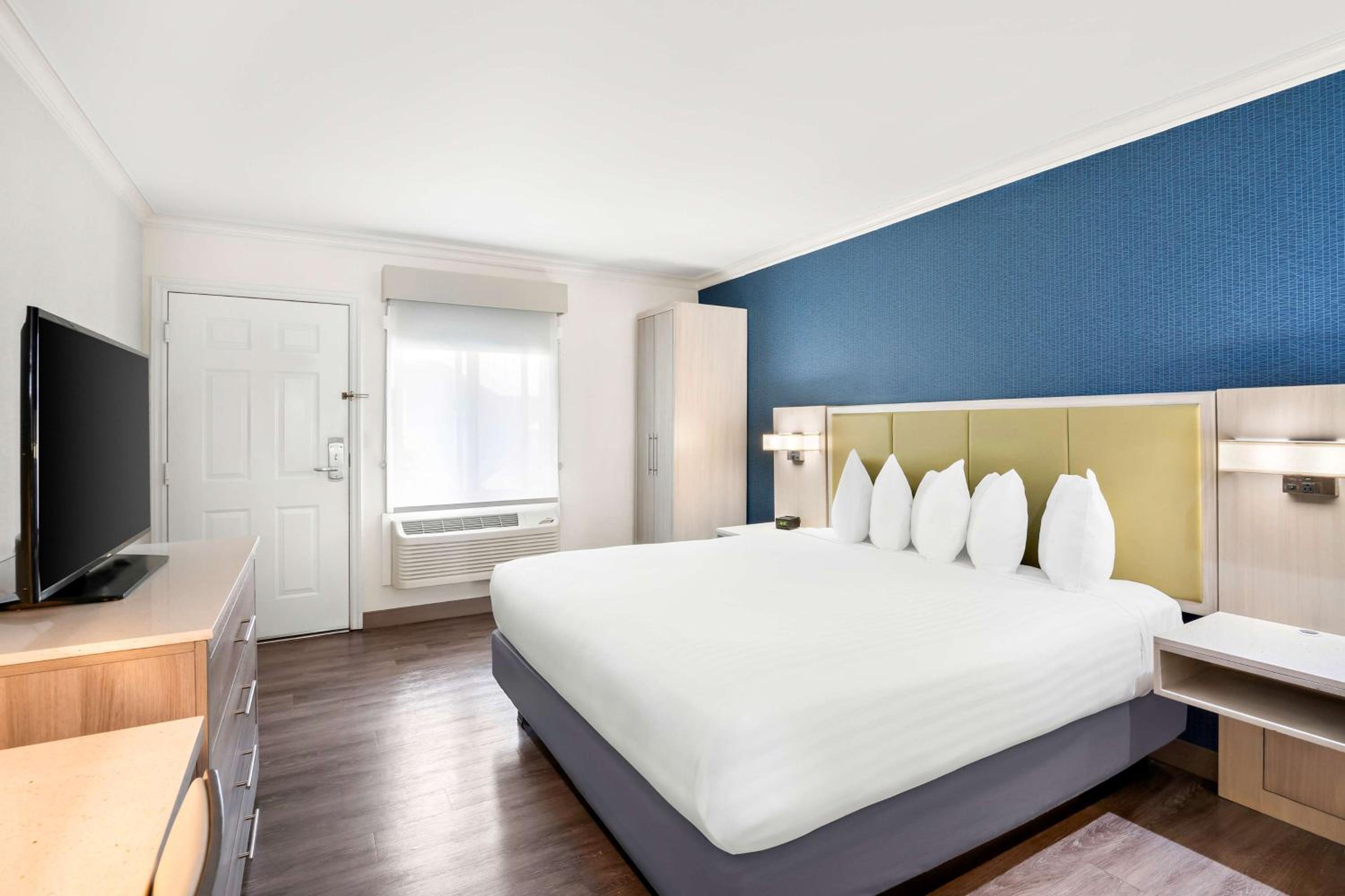 Courtyard King Bed