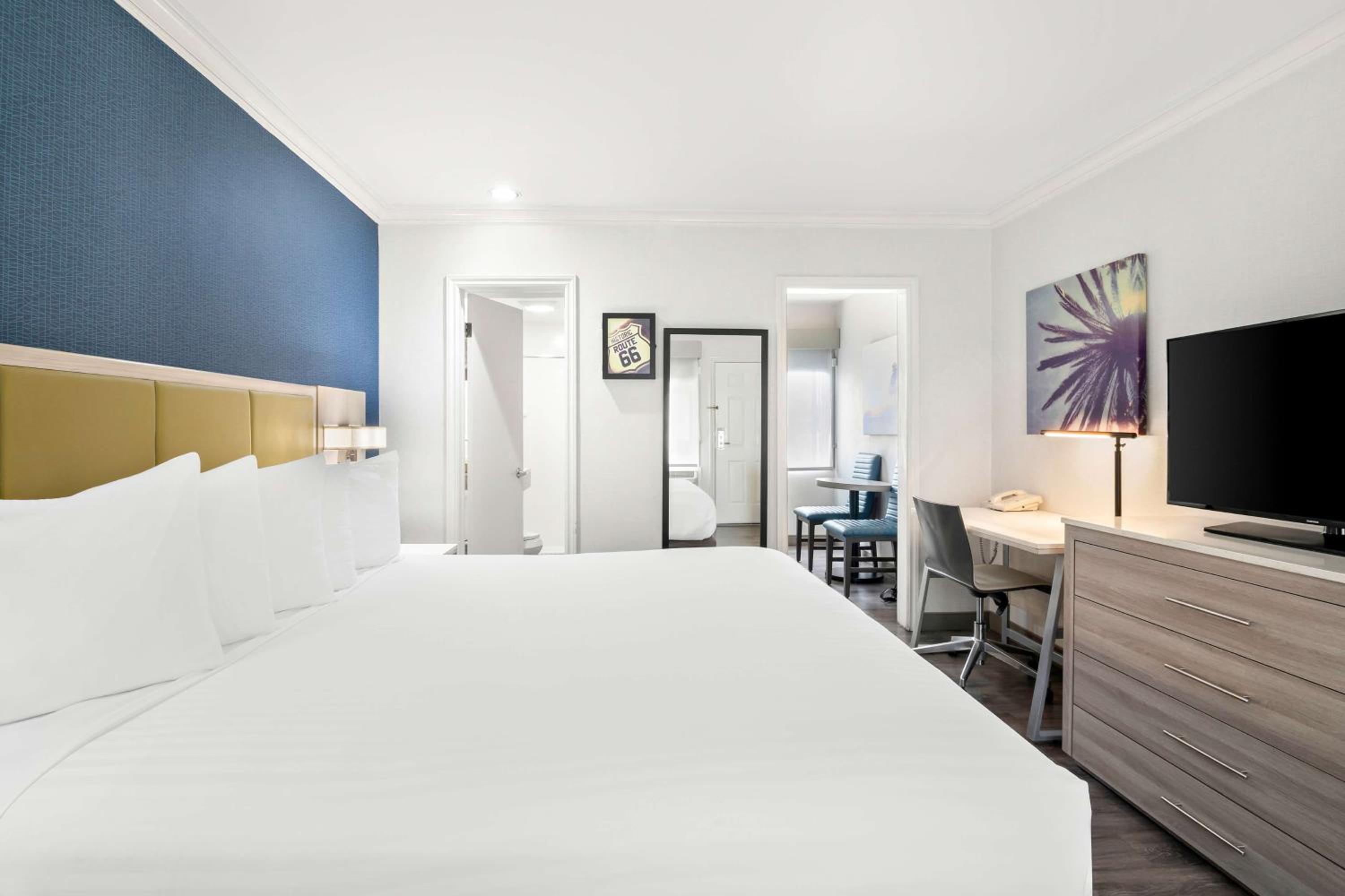 King Room with Kitchenette thumbnail 6