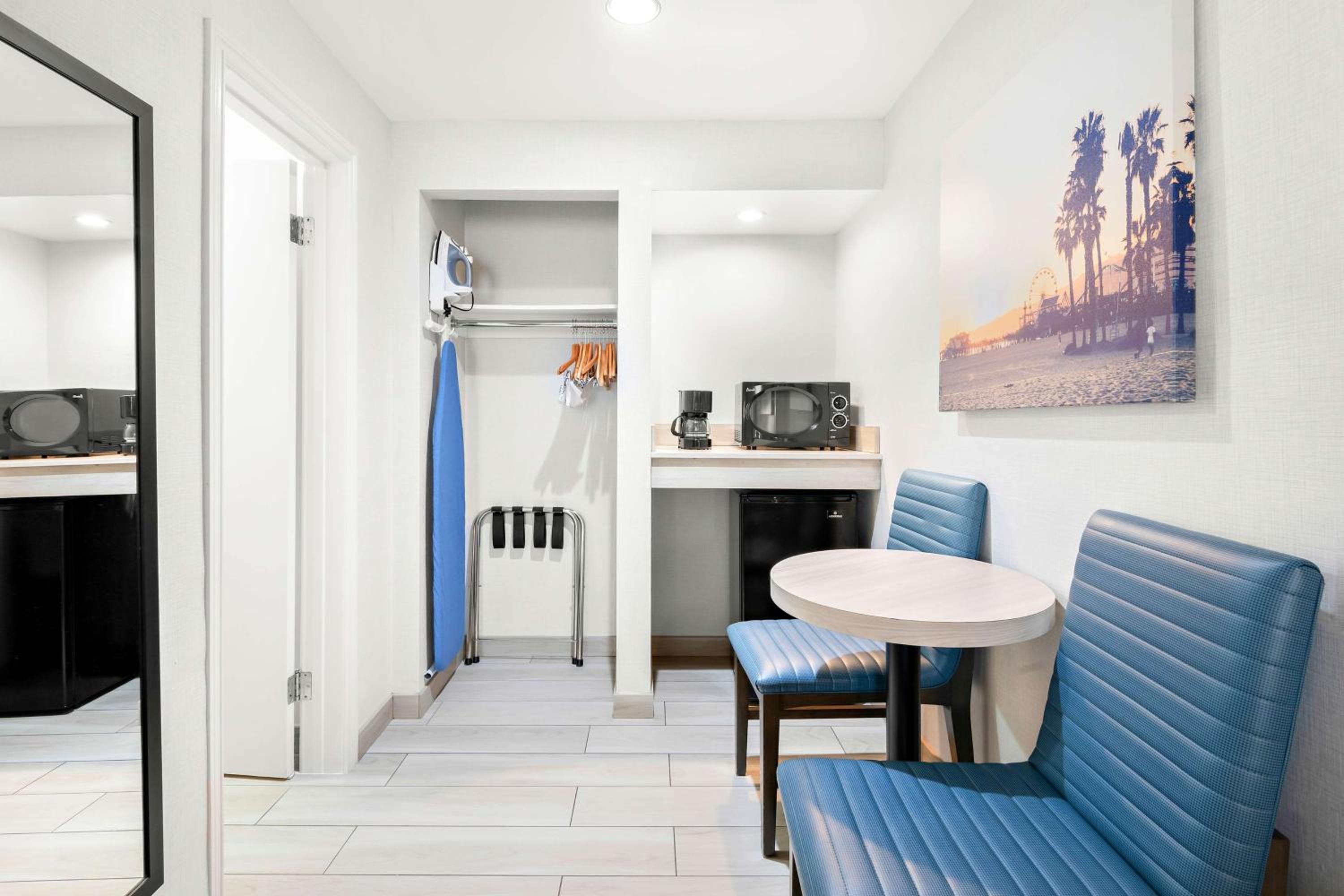 Courtyard Queen Room with Two Queen Beds