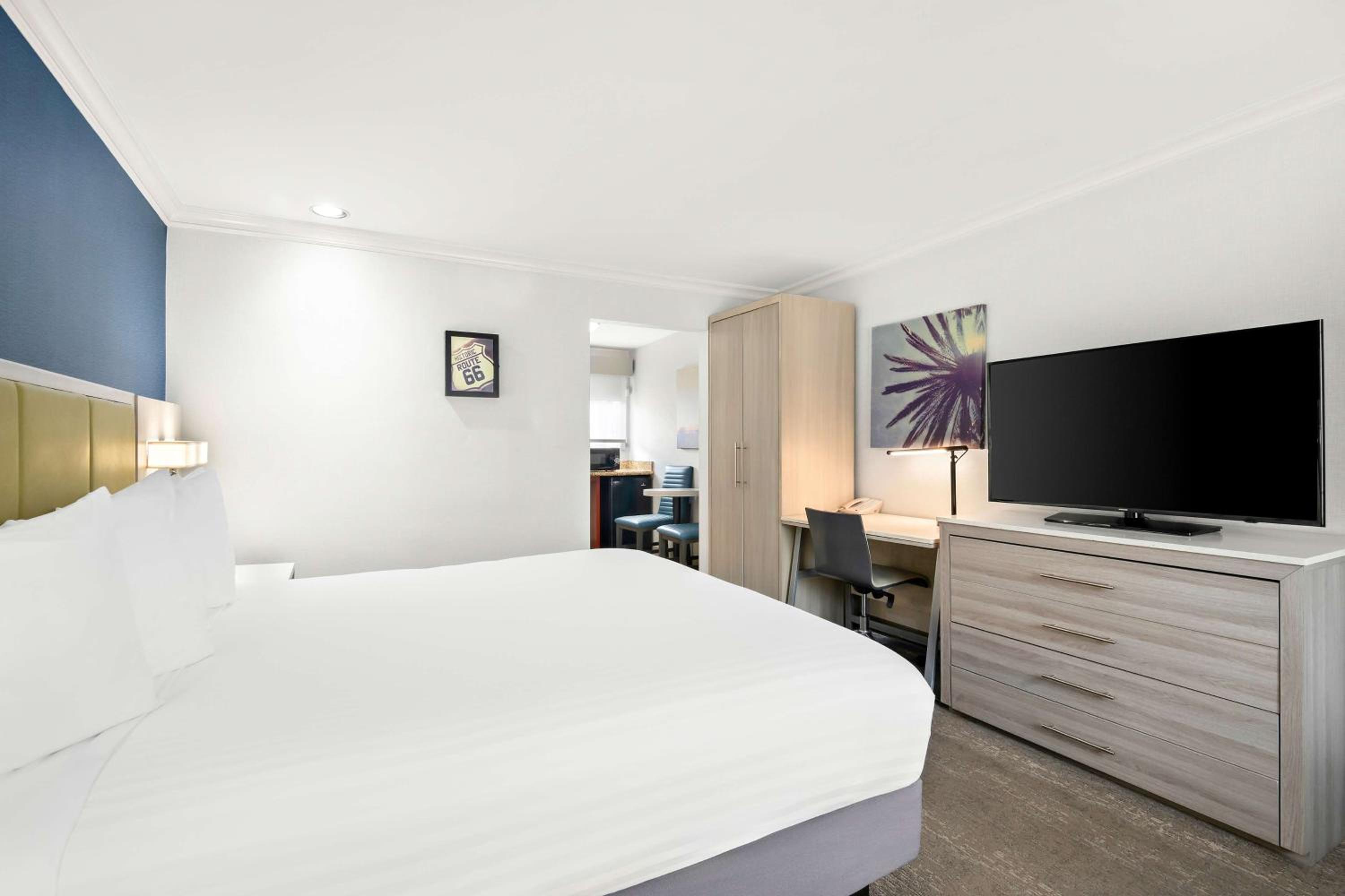 Courtyard King Bed