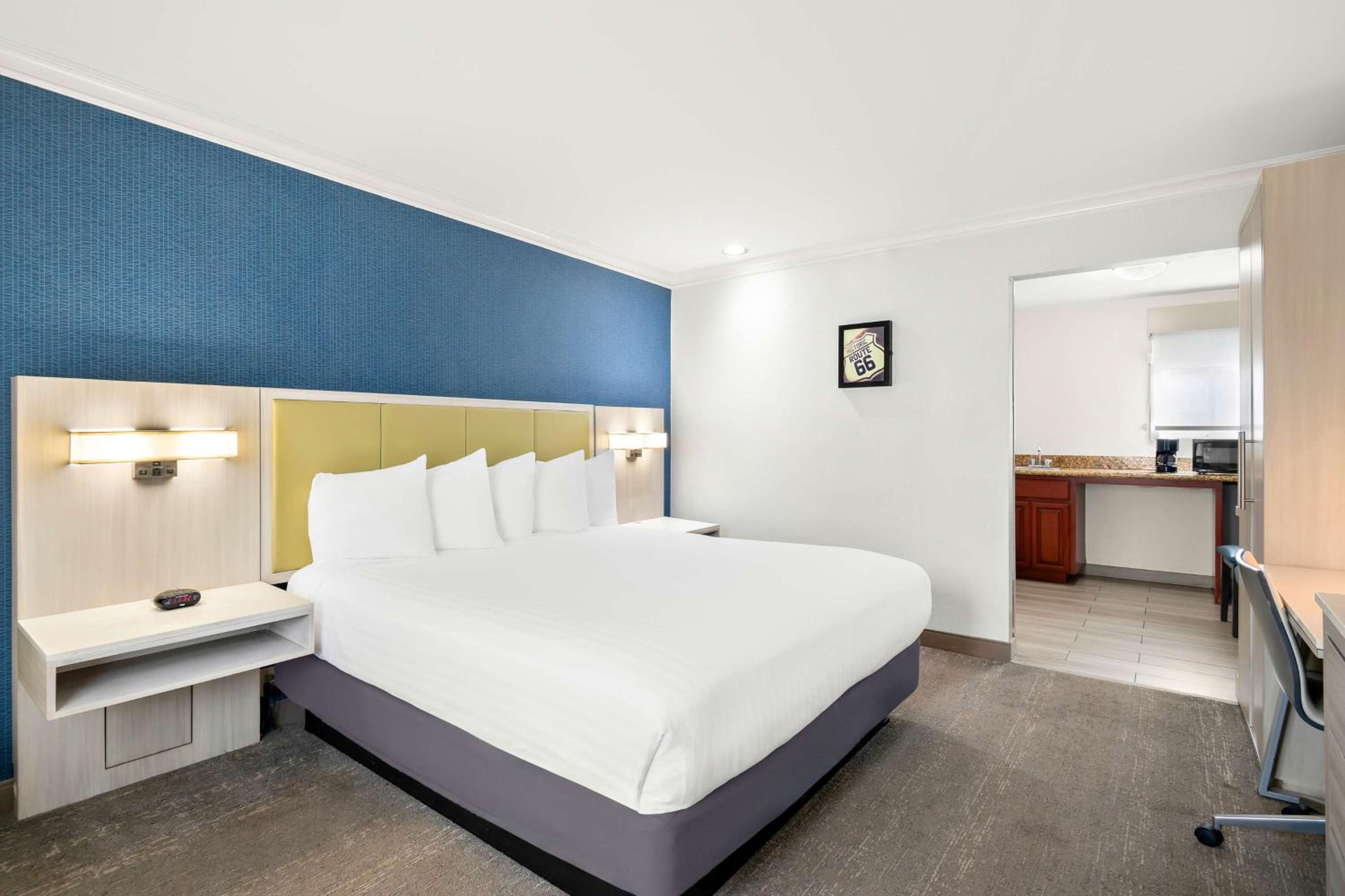 Courtyard King Bed