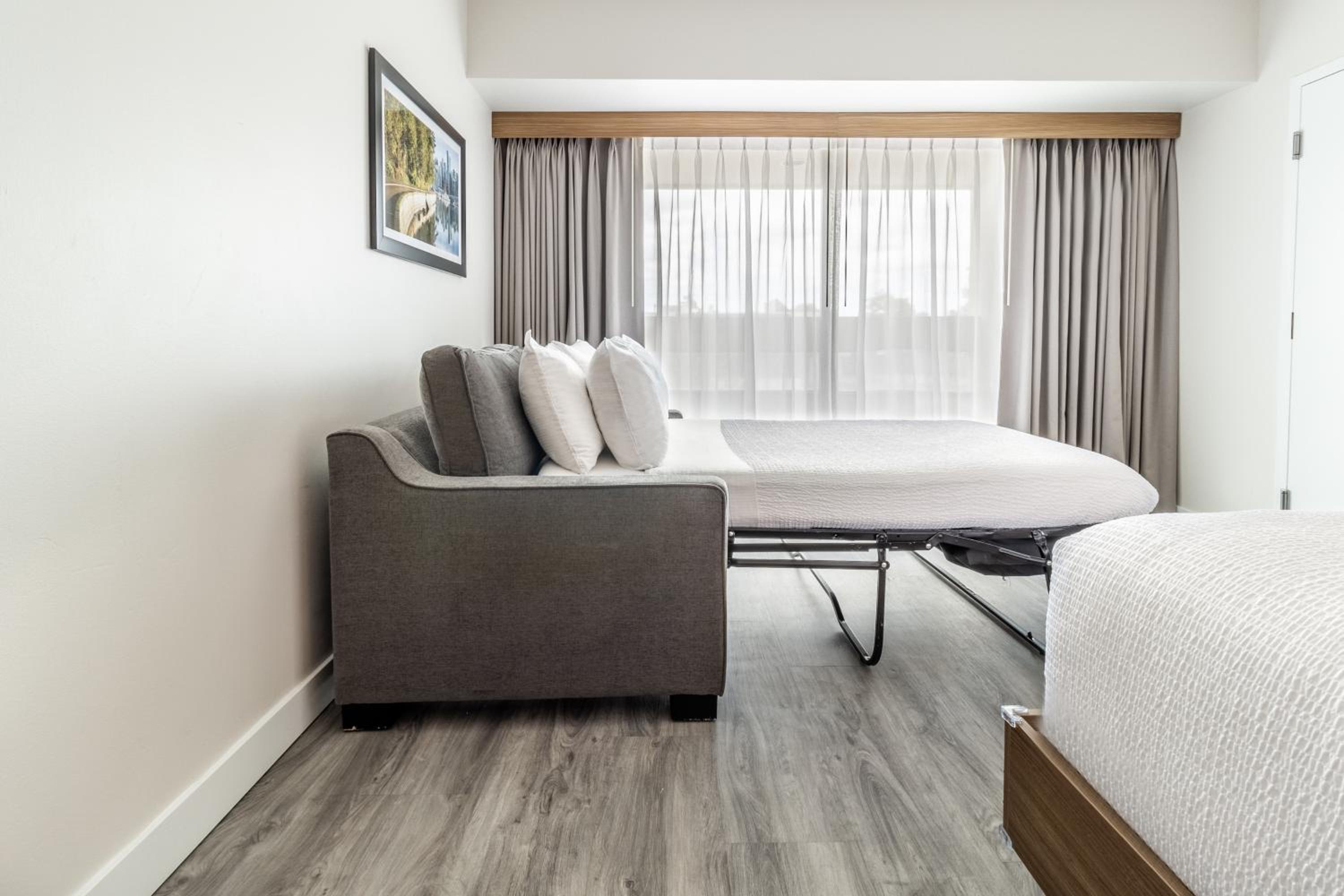 Two Queen beds w/Sofa Bed - Photo 4
