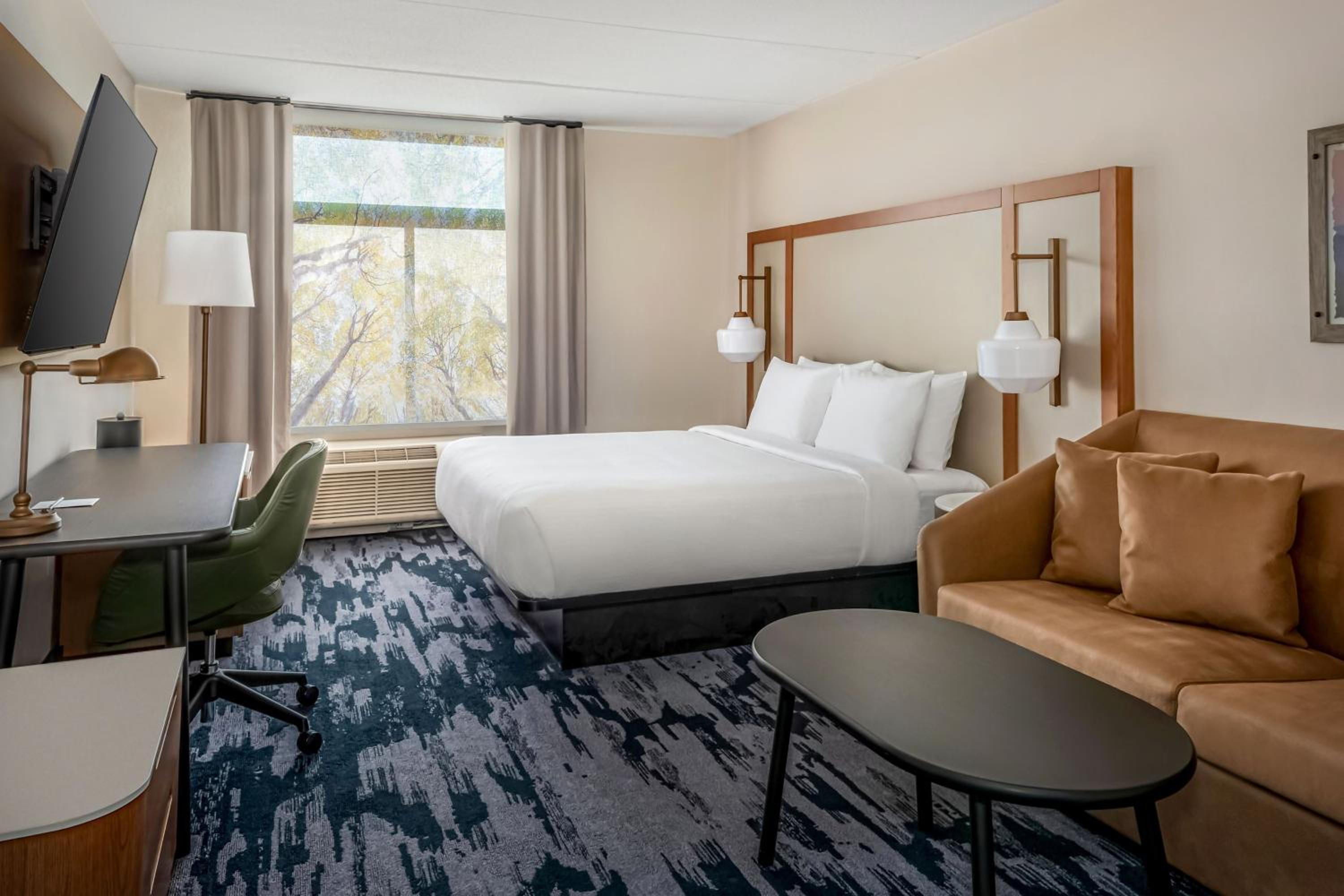 Standard King Room with Sofa Bed - Photo 1