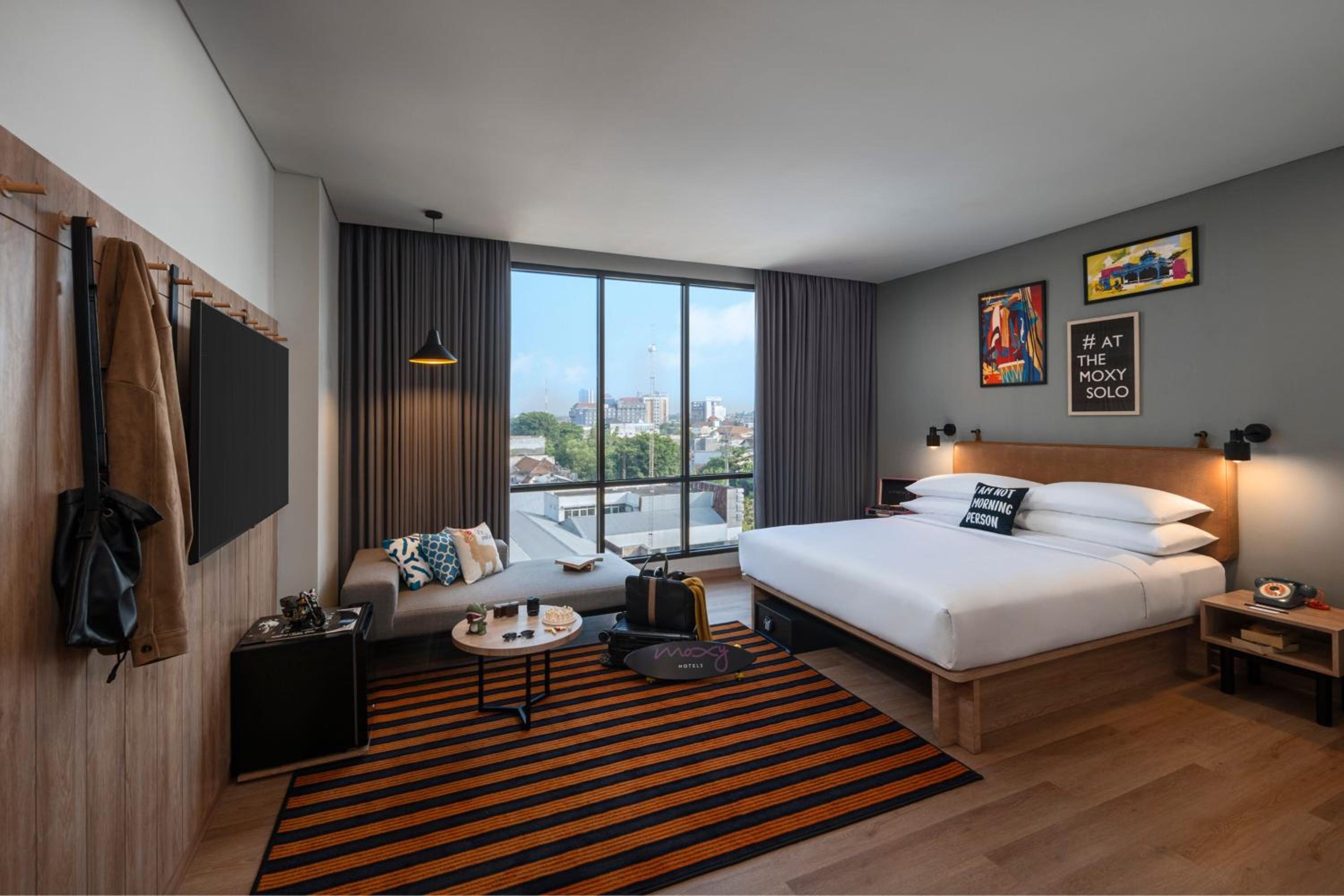 Deluxe Queen Room with City View - Photo 3