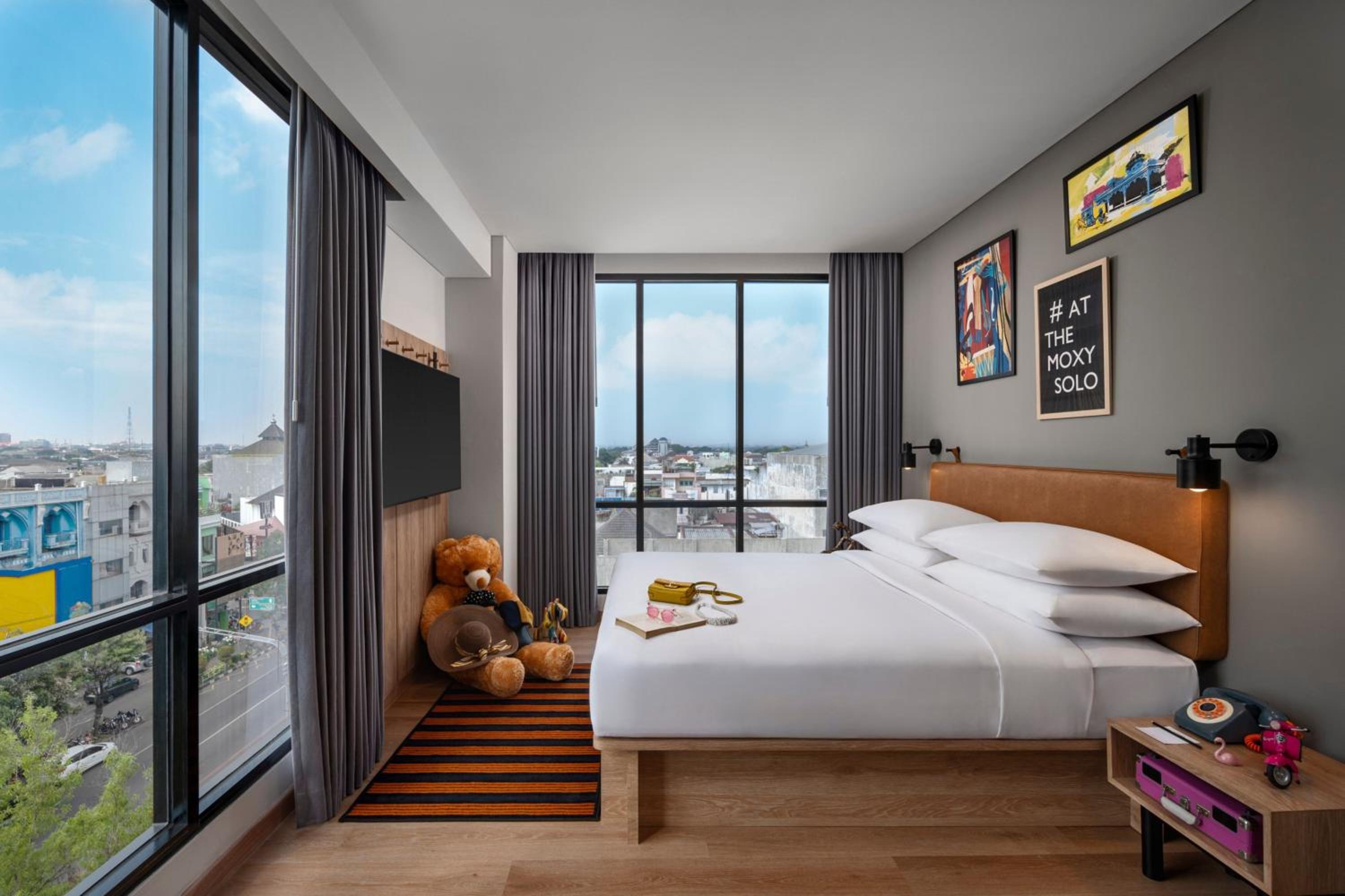 Corner Queen Room with City View - Photo 10