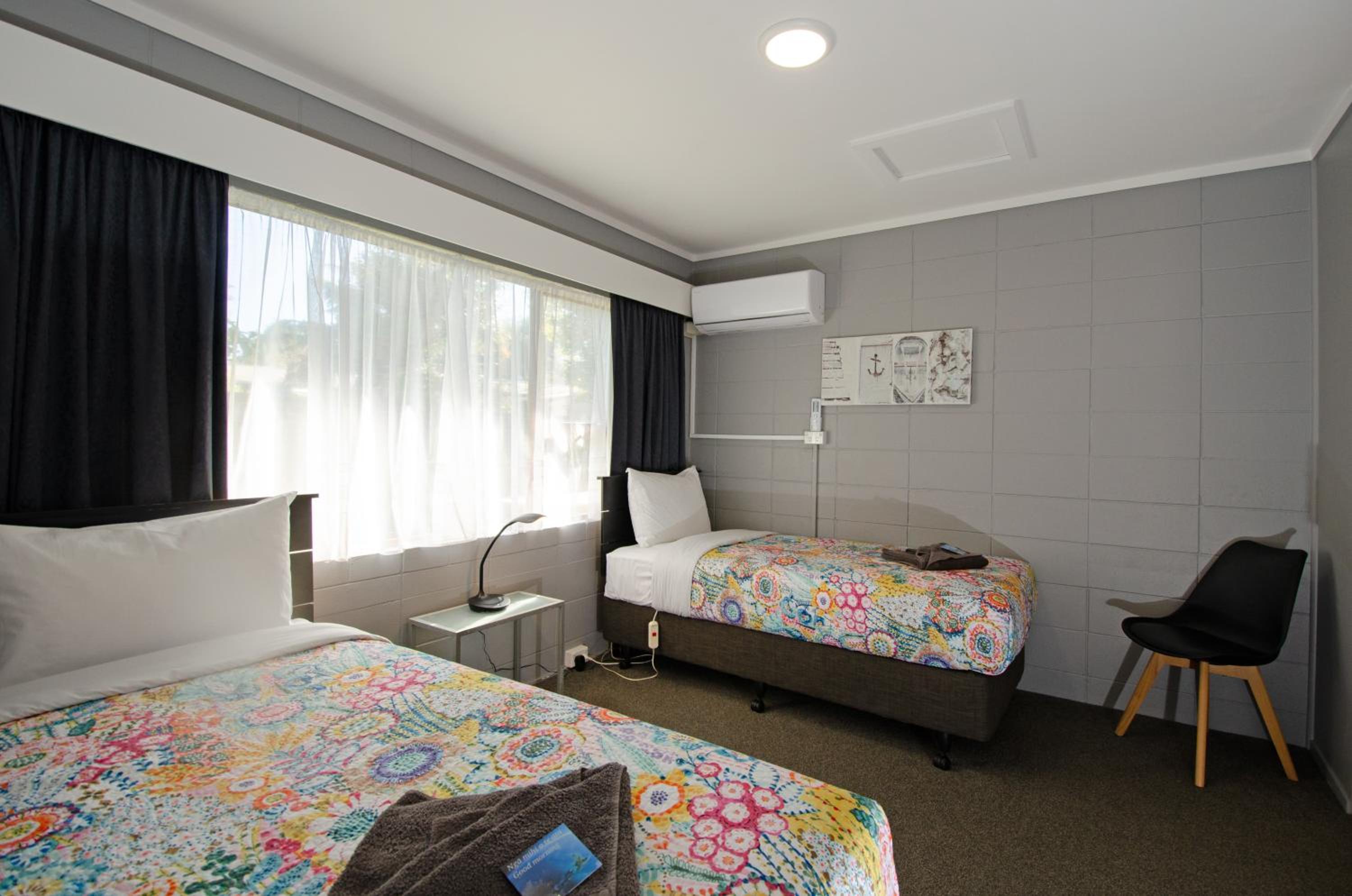 Twin Room with Extra Bed - Photo 10