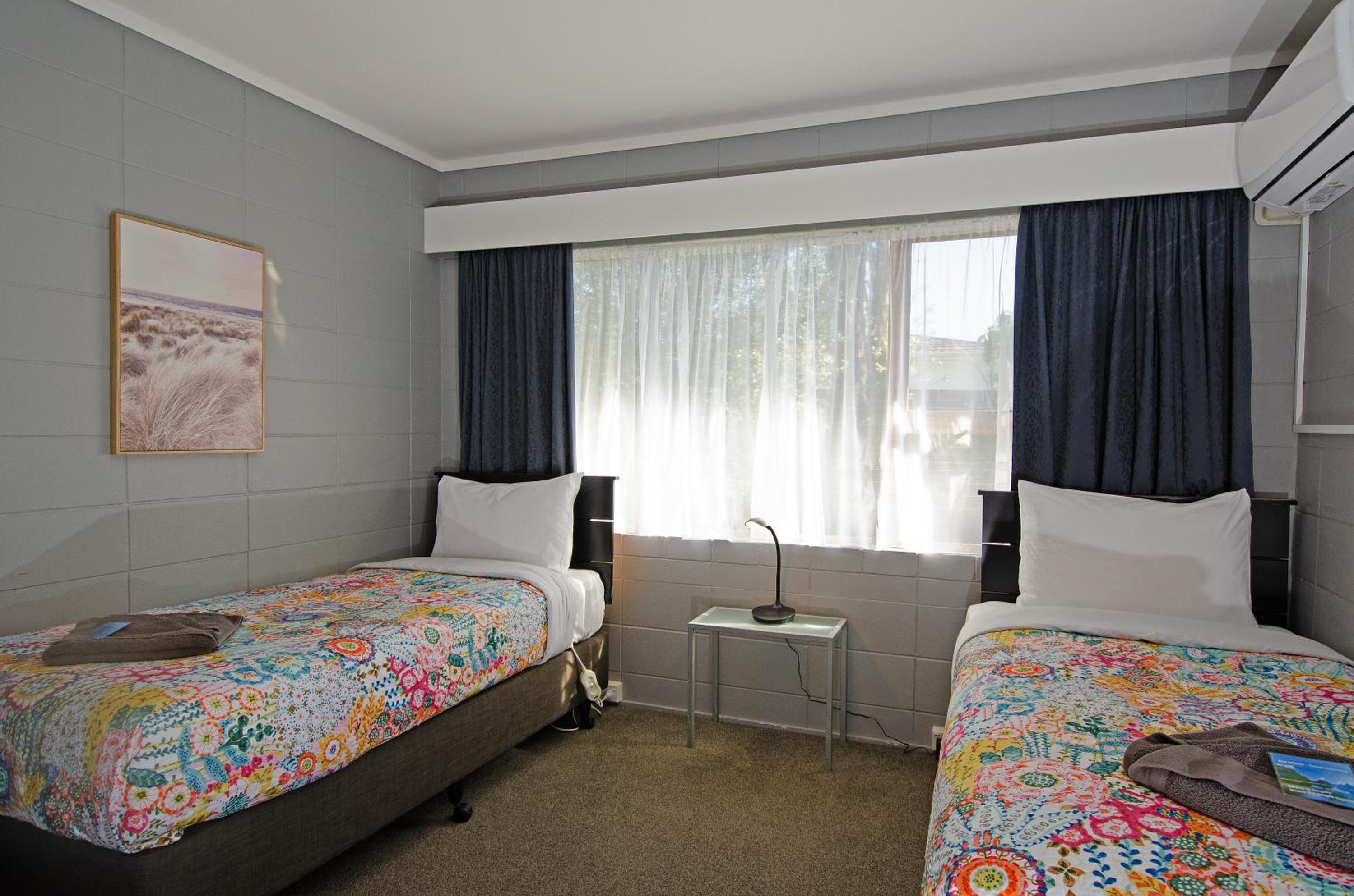 Twin Room with Extra Bed - Photo 11