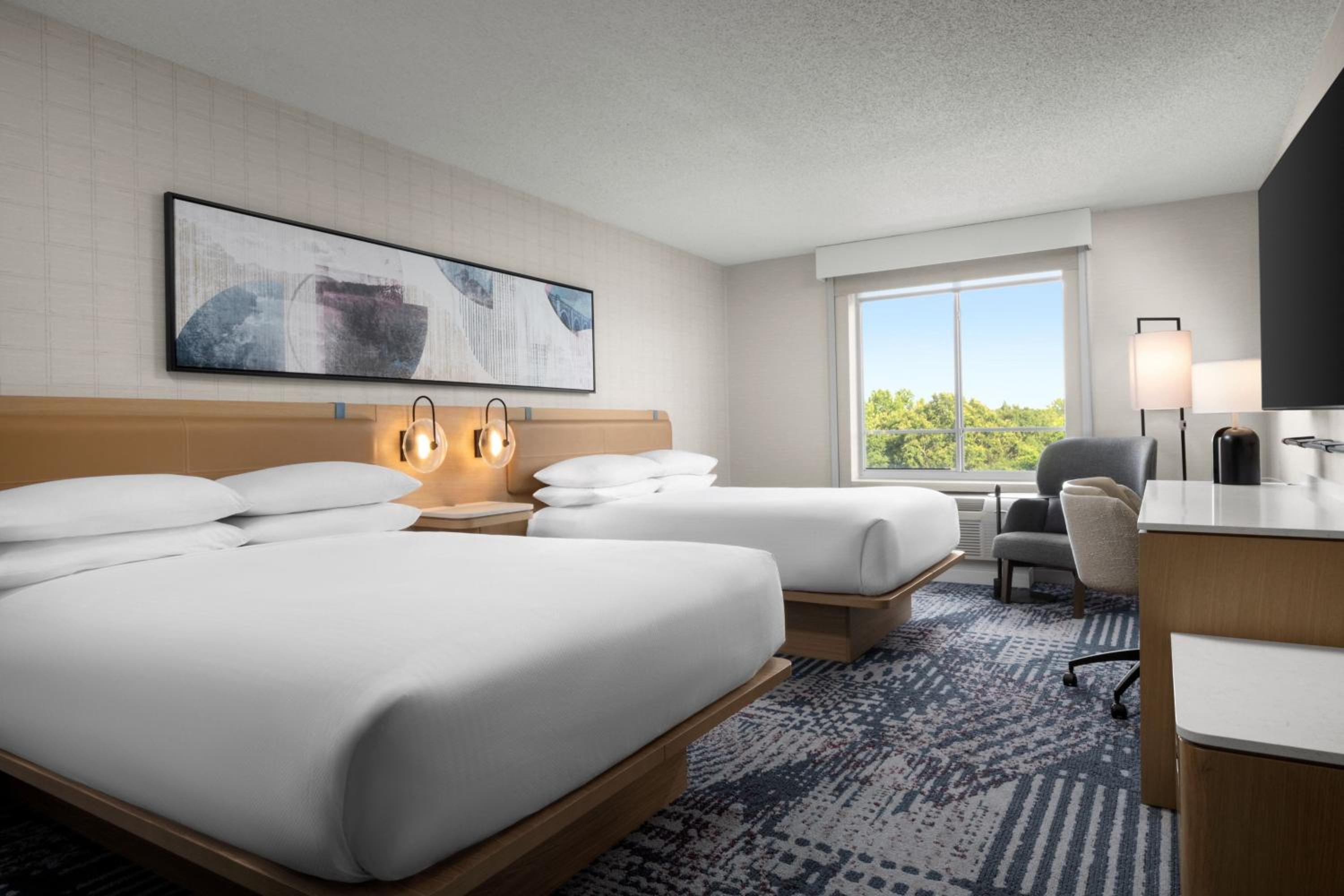 Standard Queen Room - Mobility/Hearing Accessible with Tub photo 1