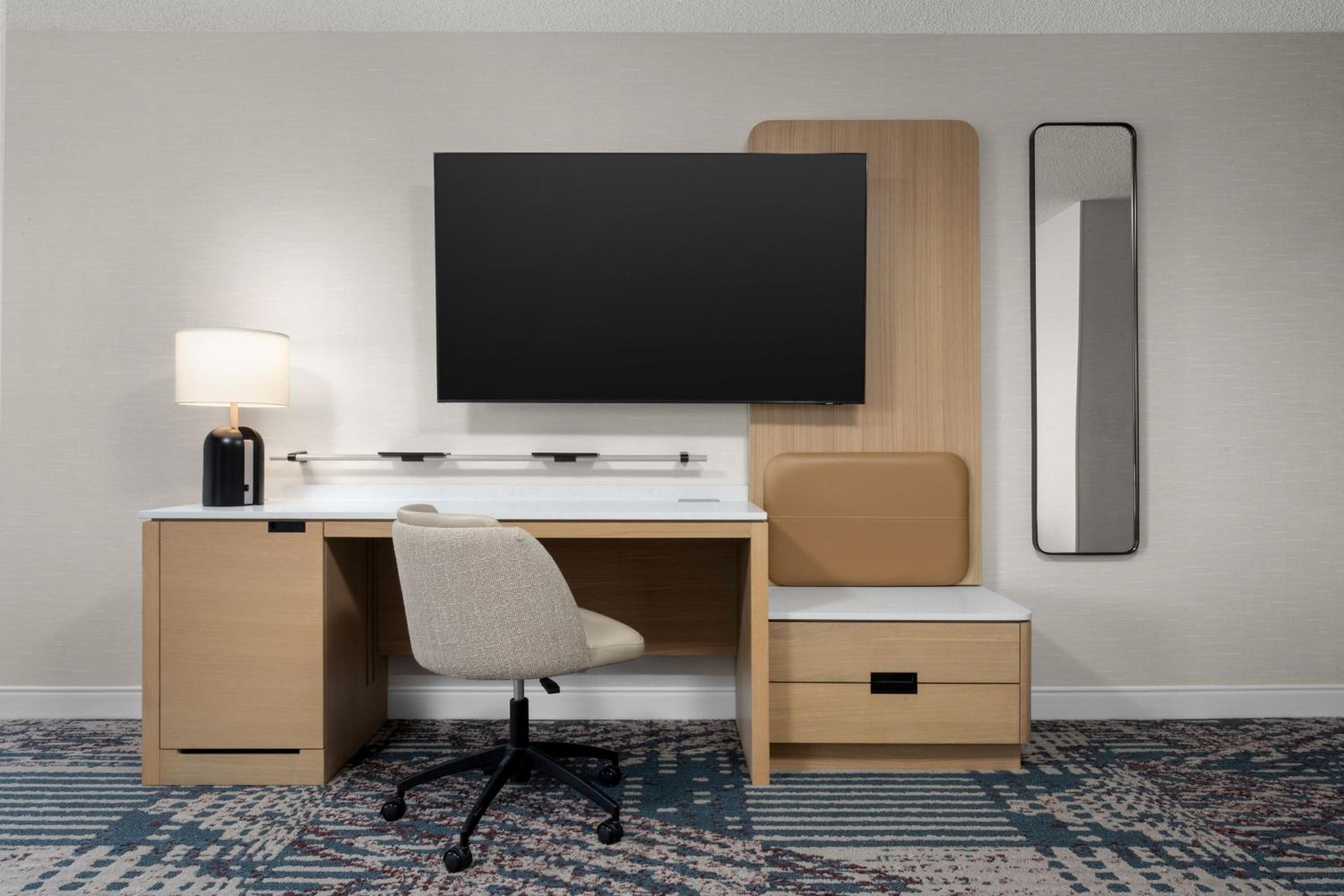 Standard Queen Room - Mobility/Hearing Accessible with Tub photo 3