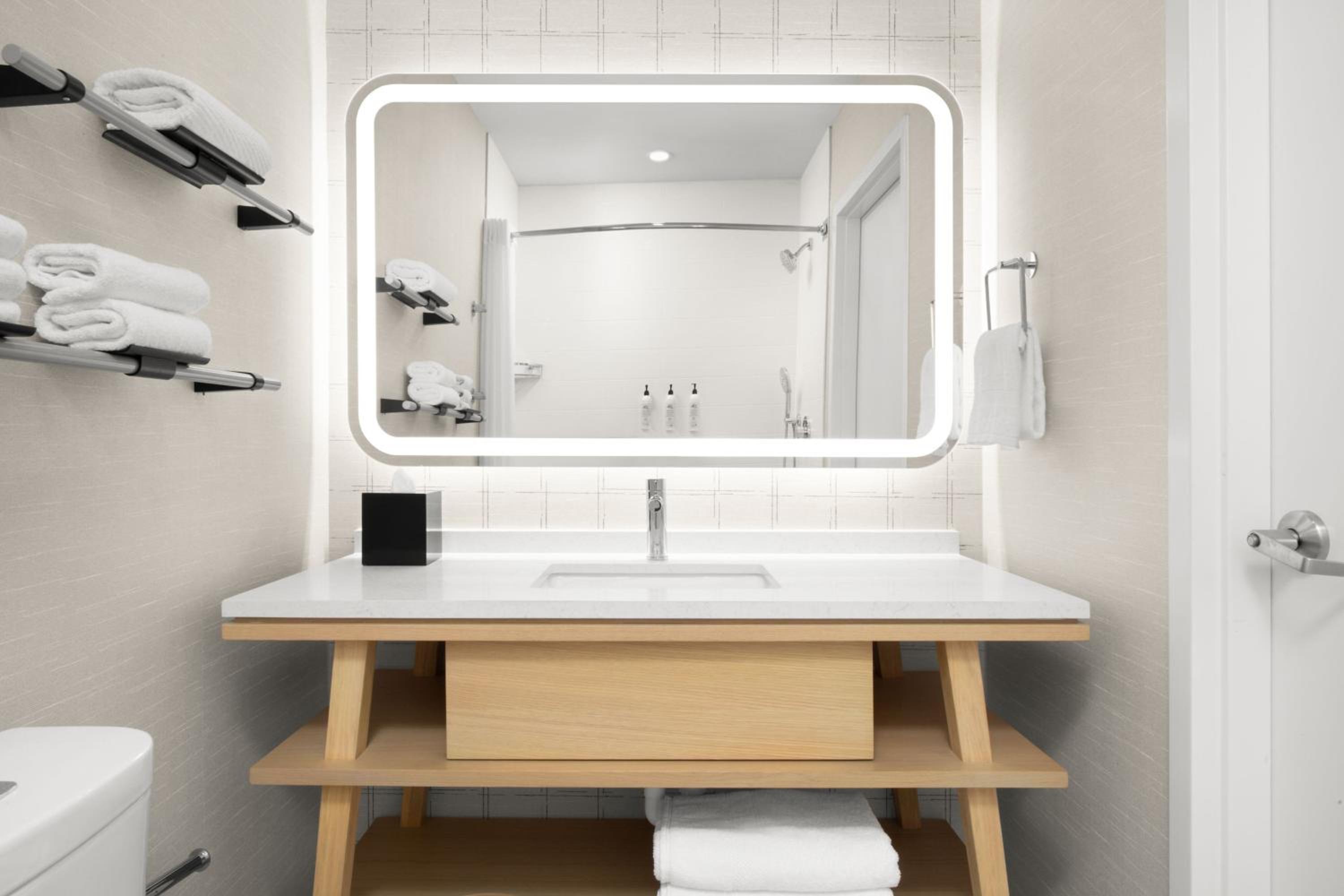 Standard King Room - Hearing Accessible photo 3