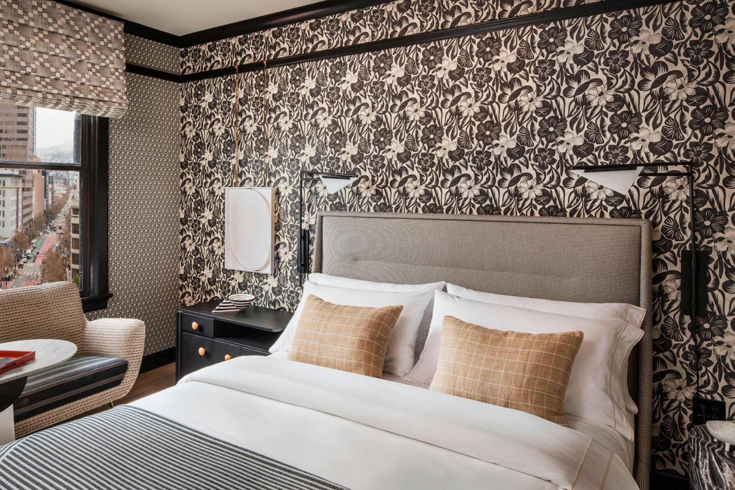 Premier King, Larger Guest room, 1 King, City view - Photo 7